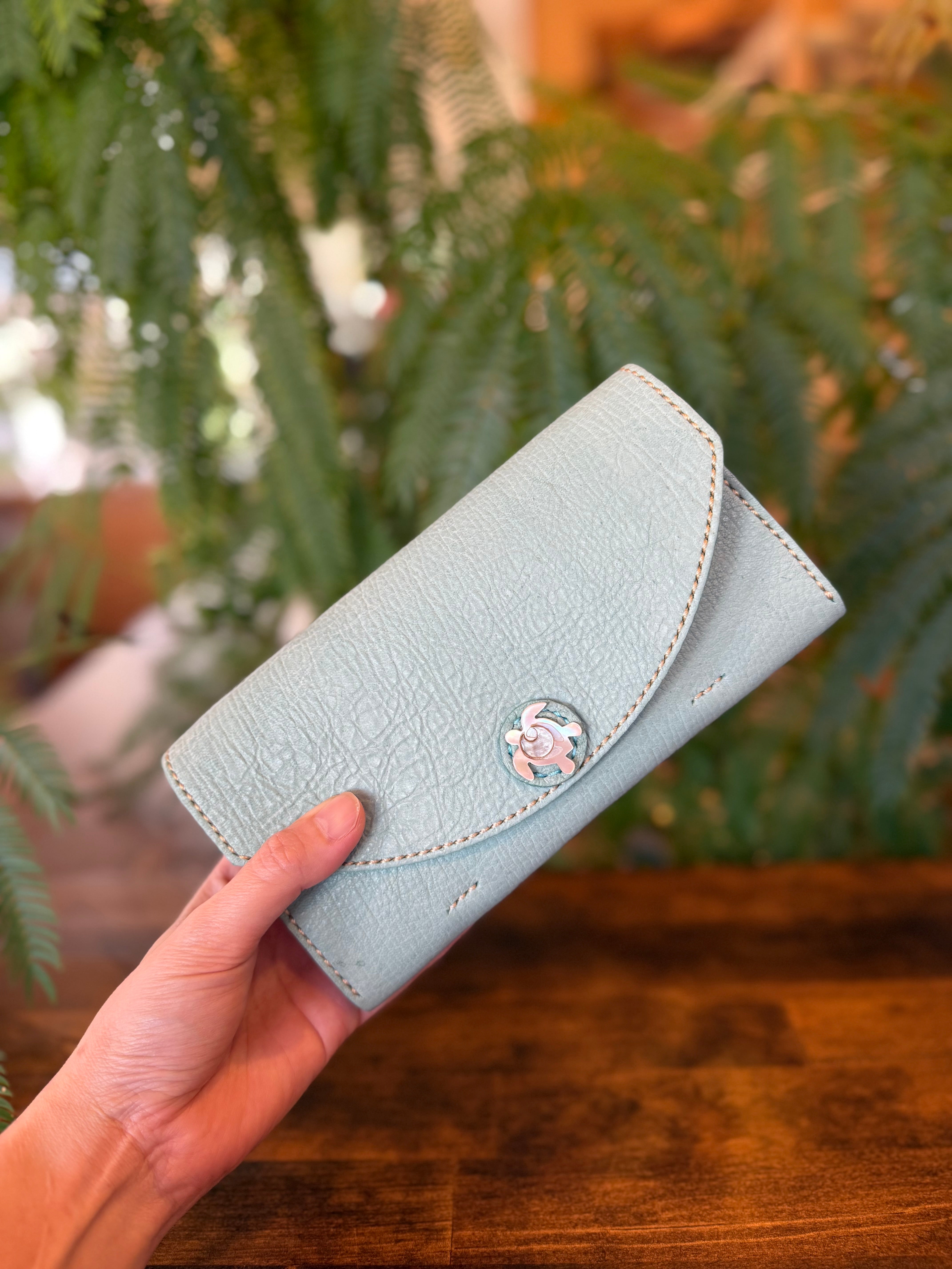 爽やかターコイズカラーの長財布