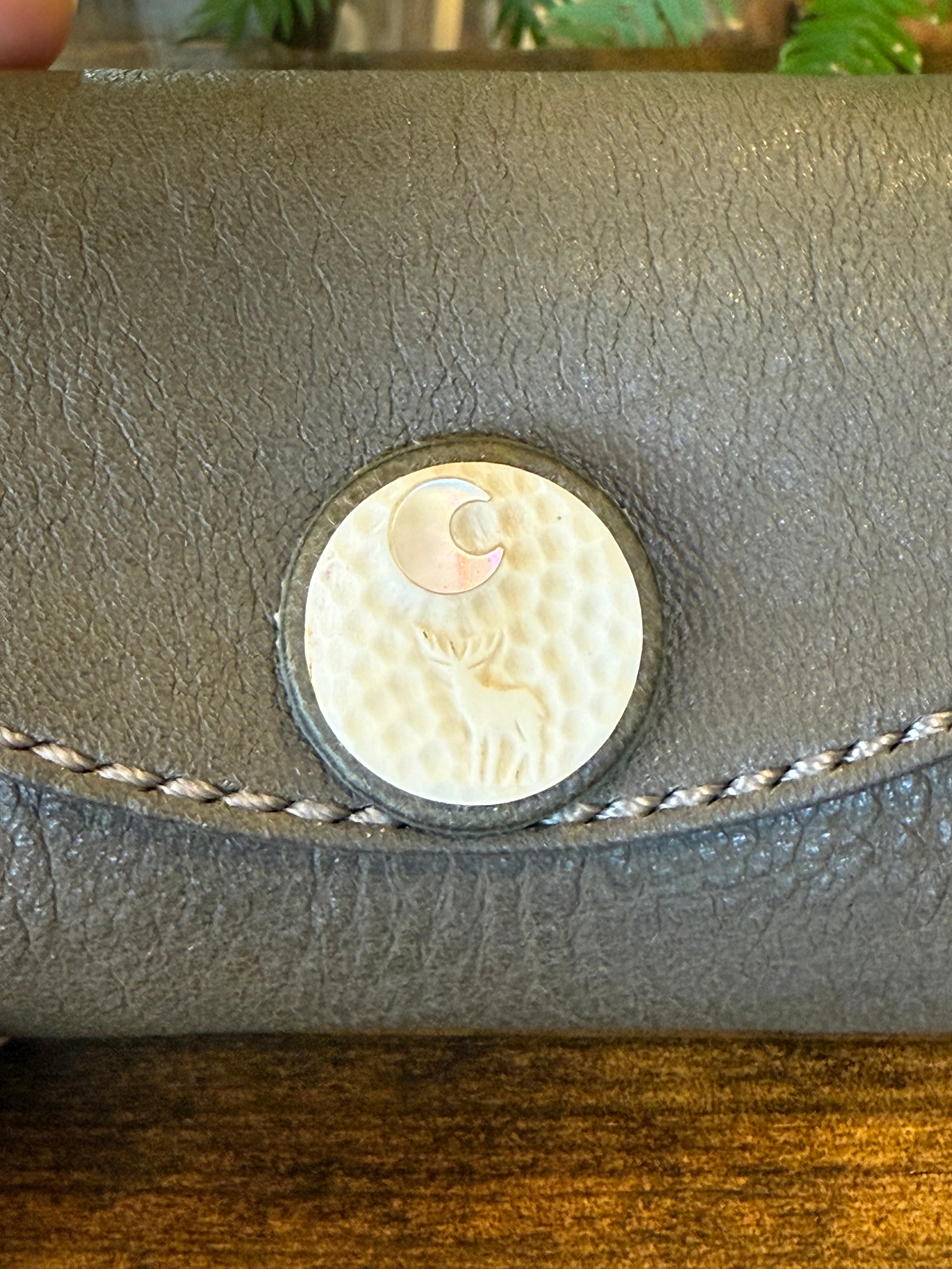 【屋久鹿革】おさいふ名刺入れ (ツノにヤクシカレリーフ・夜光貝の三日月)