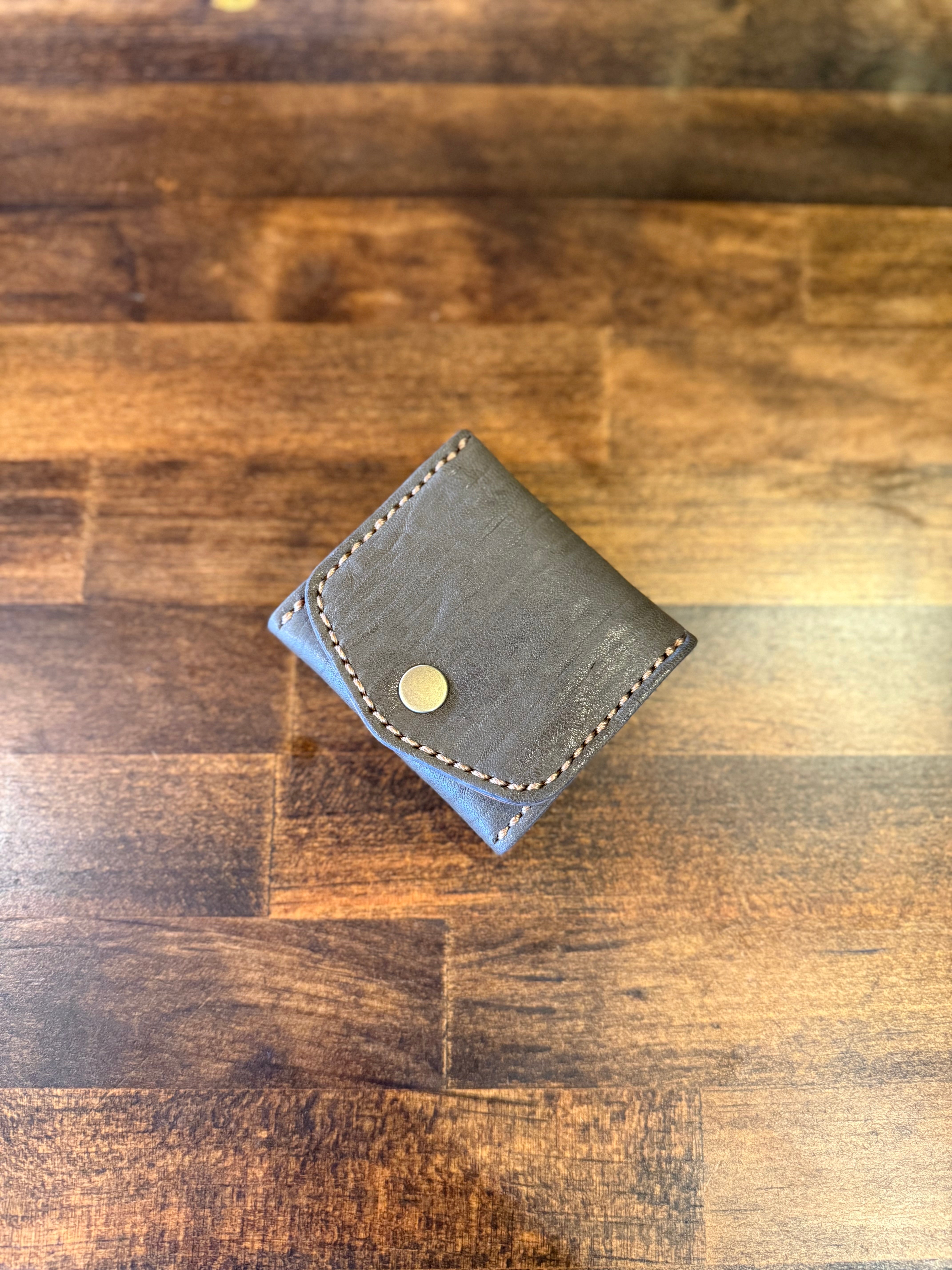 Box-shaped coin case (green x camel)