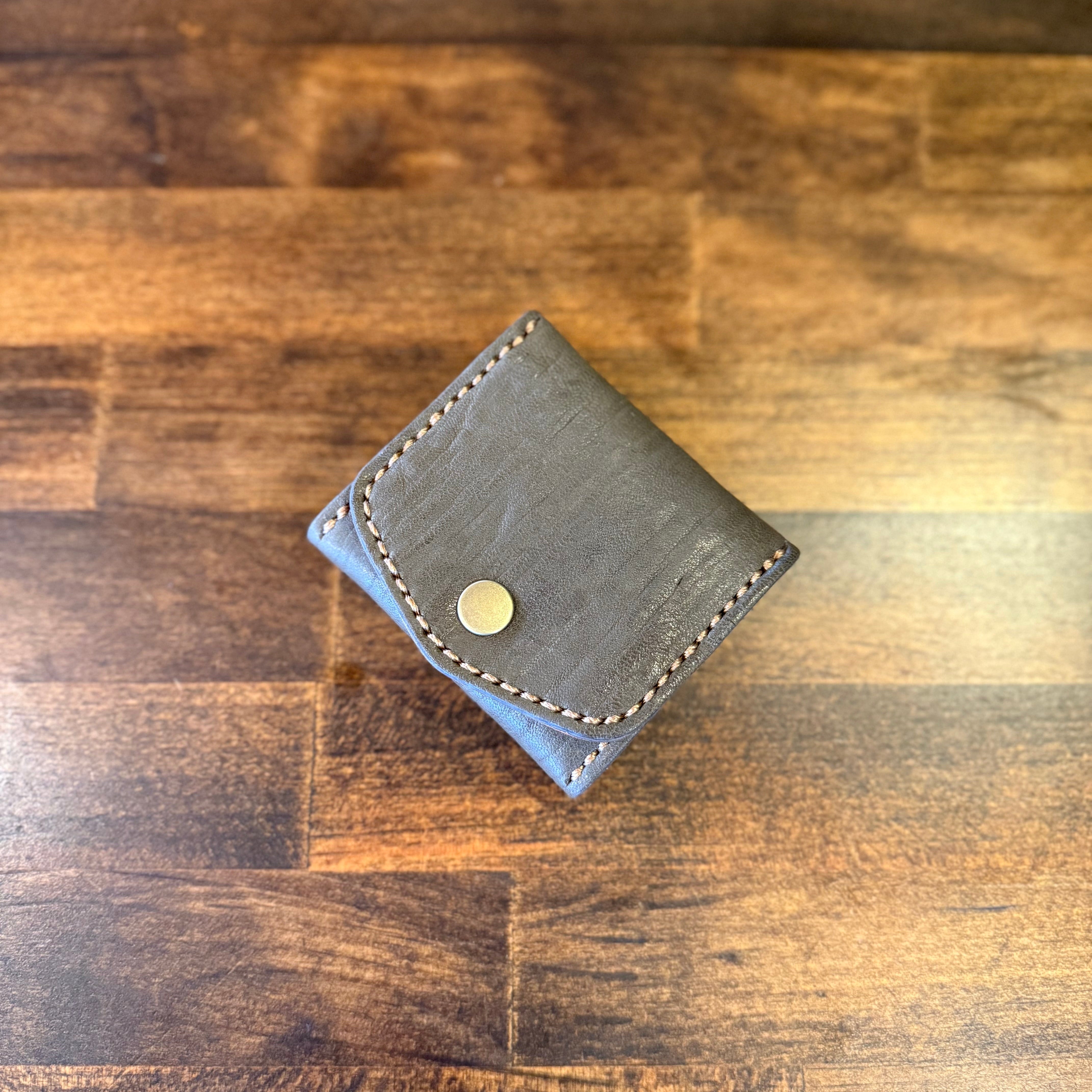 Box-shaped coin case (green x camel)