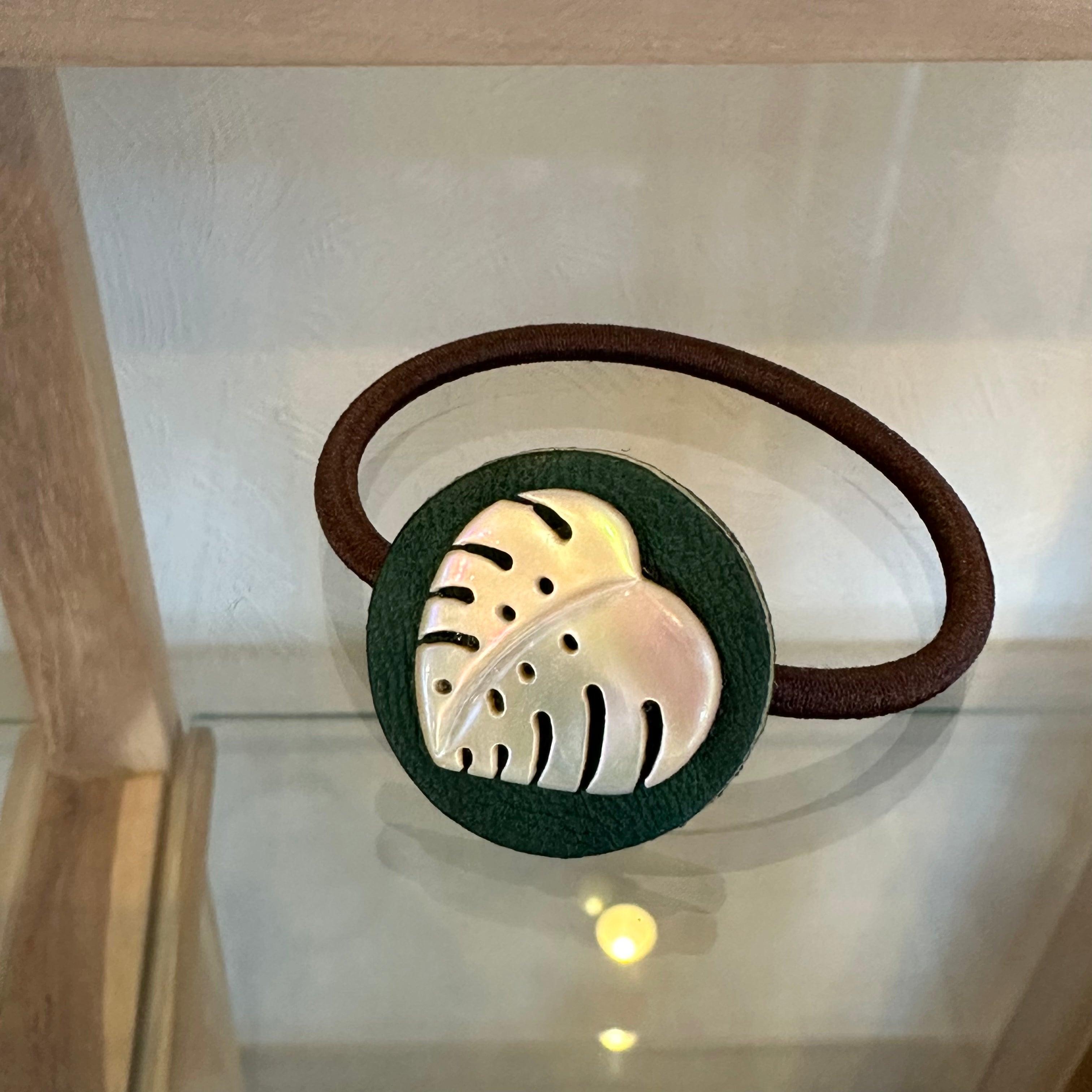 夜光貝のモンステラ・ヘアゴム