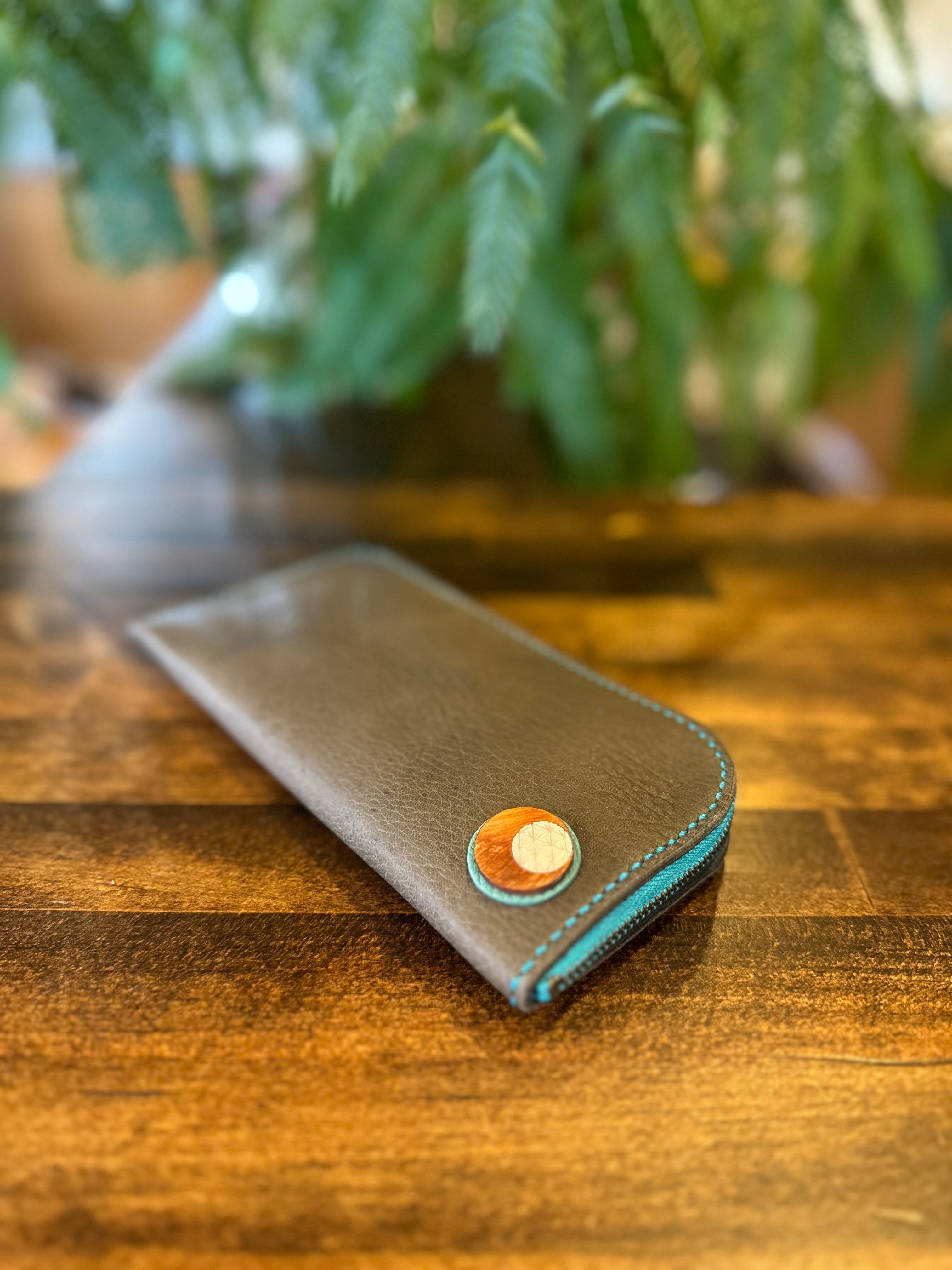 【屋久鹿革】島財布セミロング(カードポケット・屋久杉と夜光貝の切子柄ボタン付)