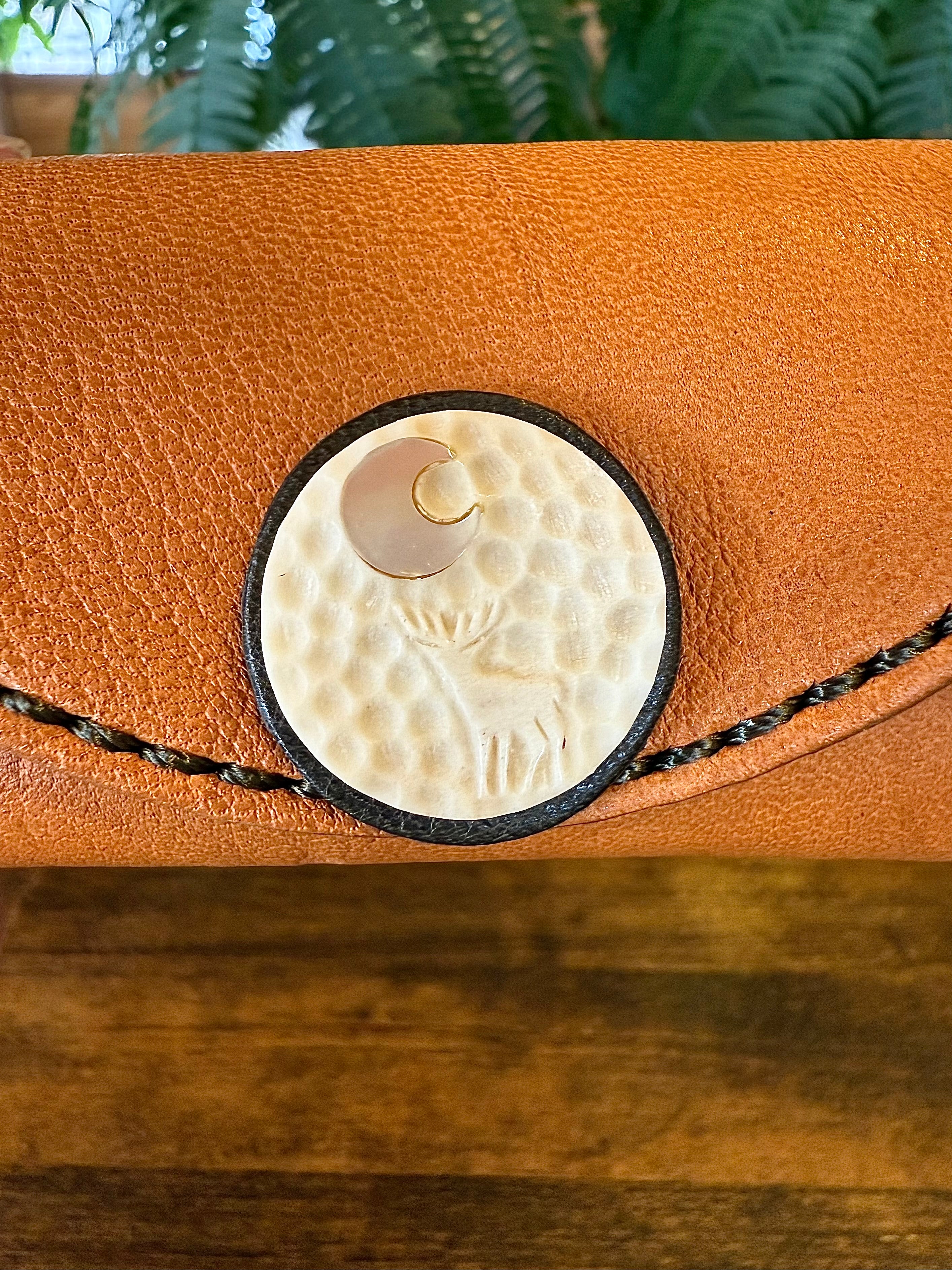 【屋久鹿革】キーケース(ツノにヤクシカ・夜光貝の三日月)