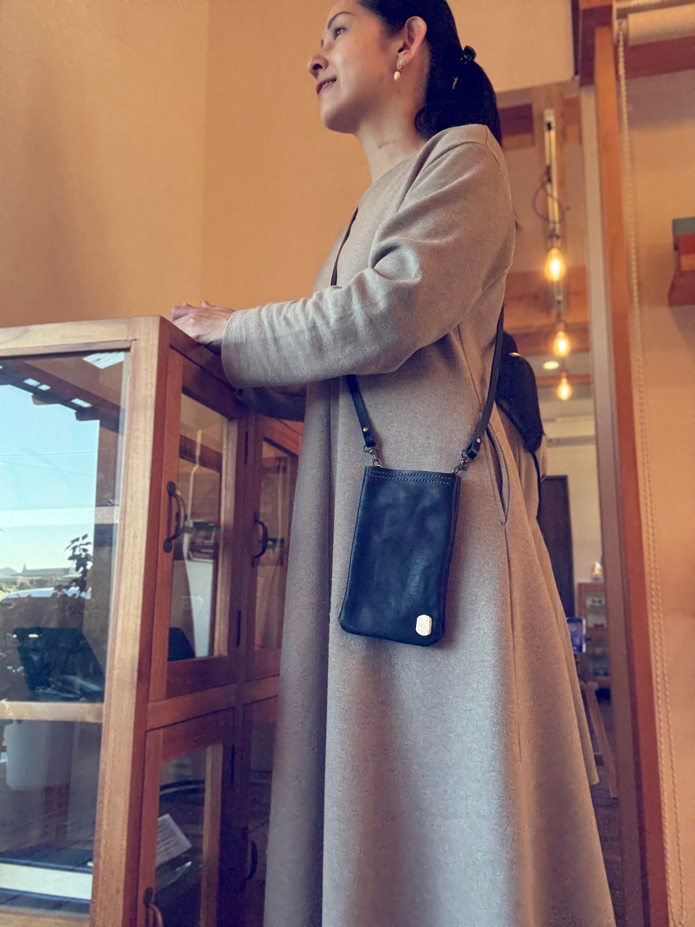 スマホサコッシュ・栃木レザー×屋久鹿レザー(ブラック)