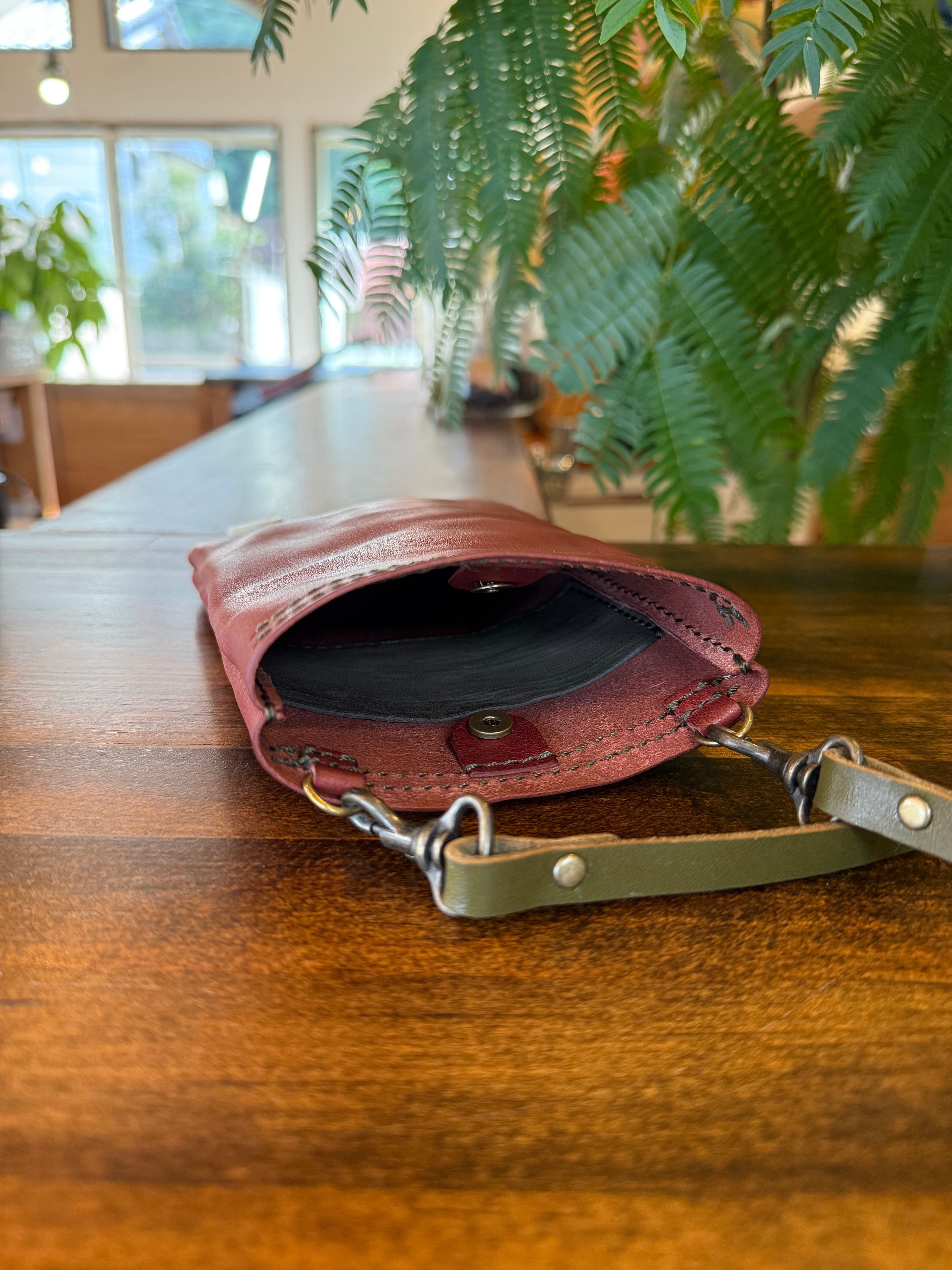 スマホサコッシュ・栃木レザー×屋久鹿革(ワイン)