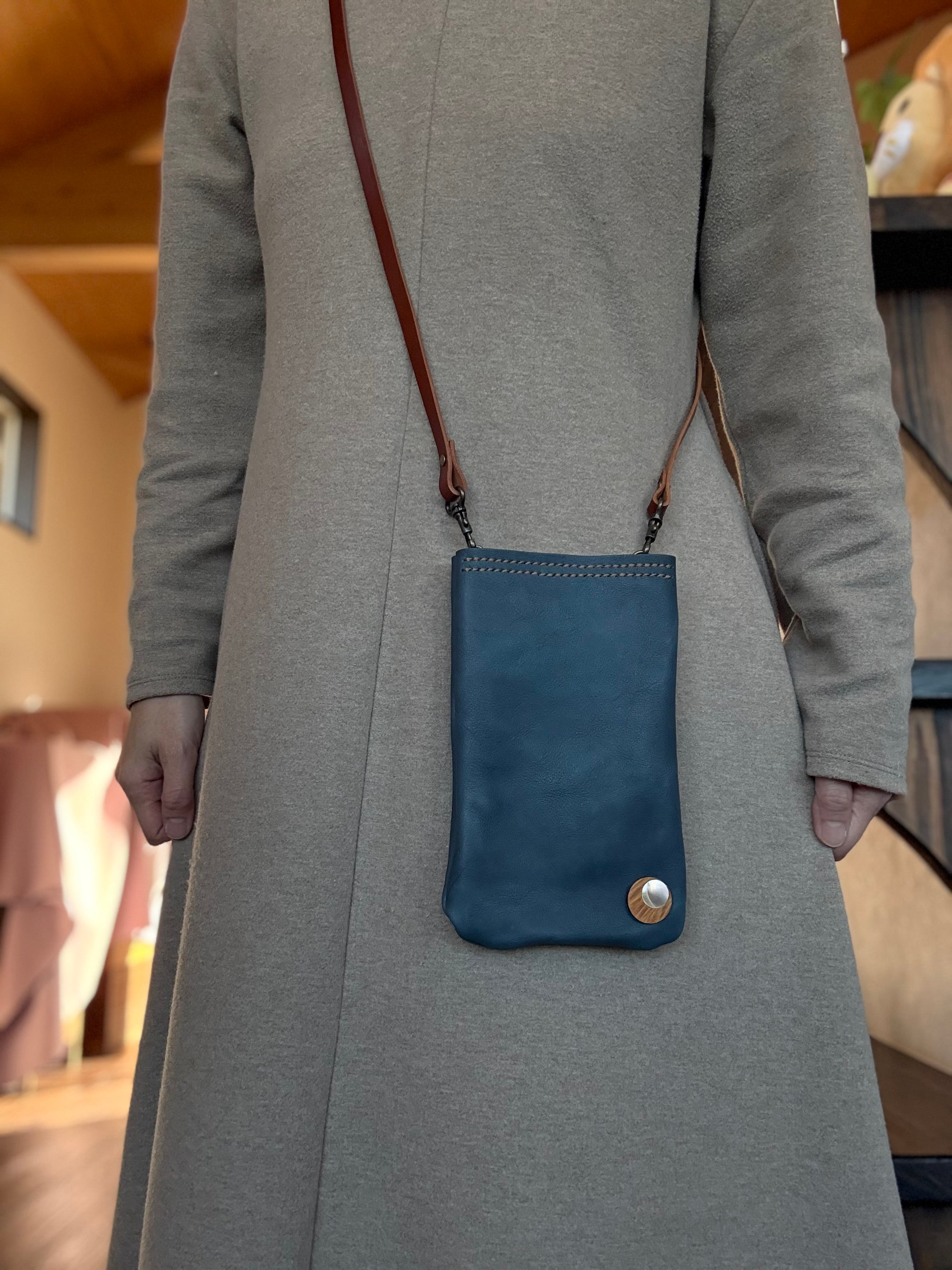 スマホサコッシュ・栃木レザー×屋久鹿レザー(ネイビーブルー)