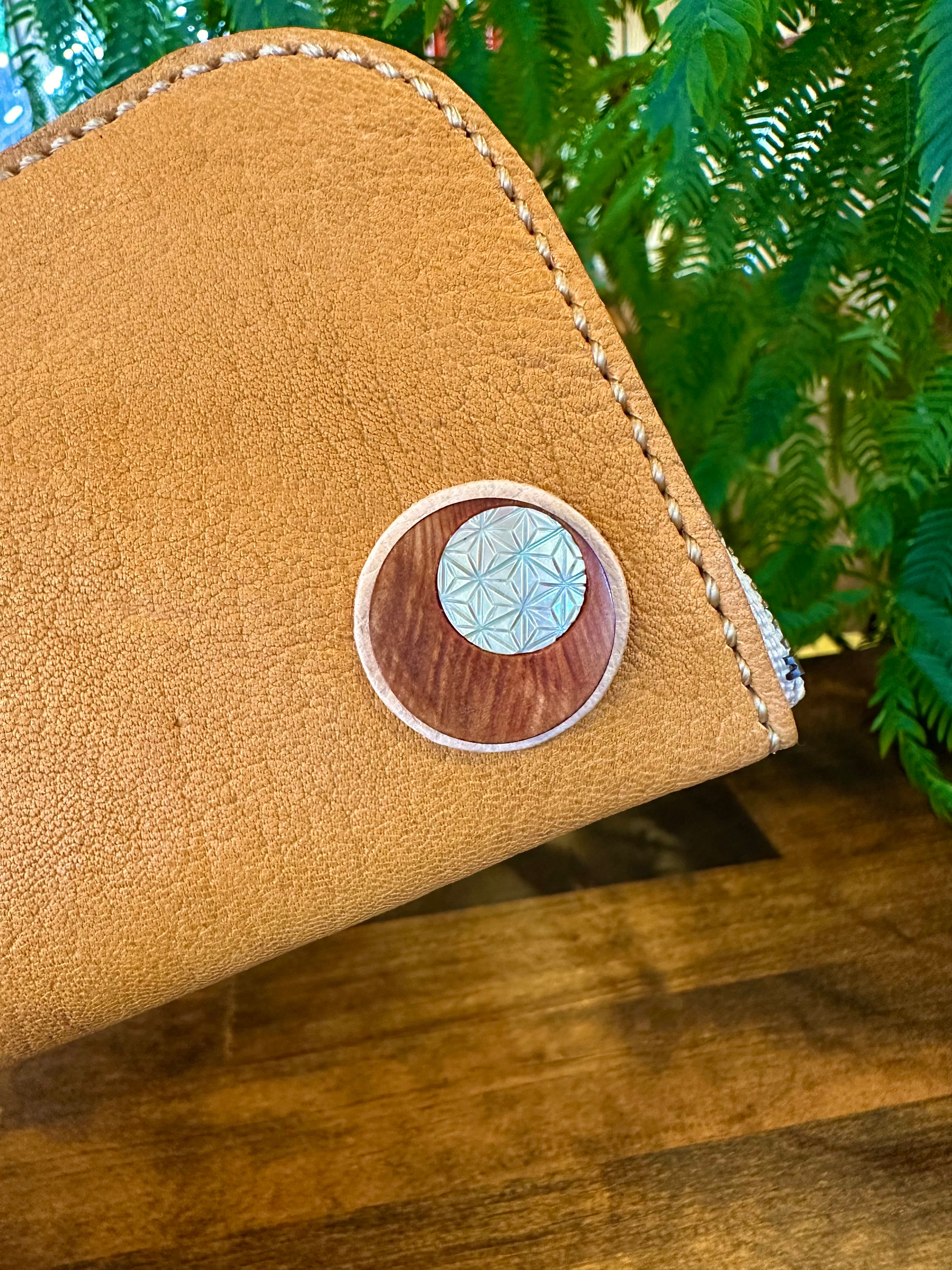 【屋久鹿革】島財布セミロング(カードポケット・屋久杉と夜光貝の切子柄ボタン付)