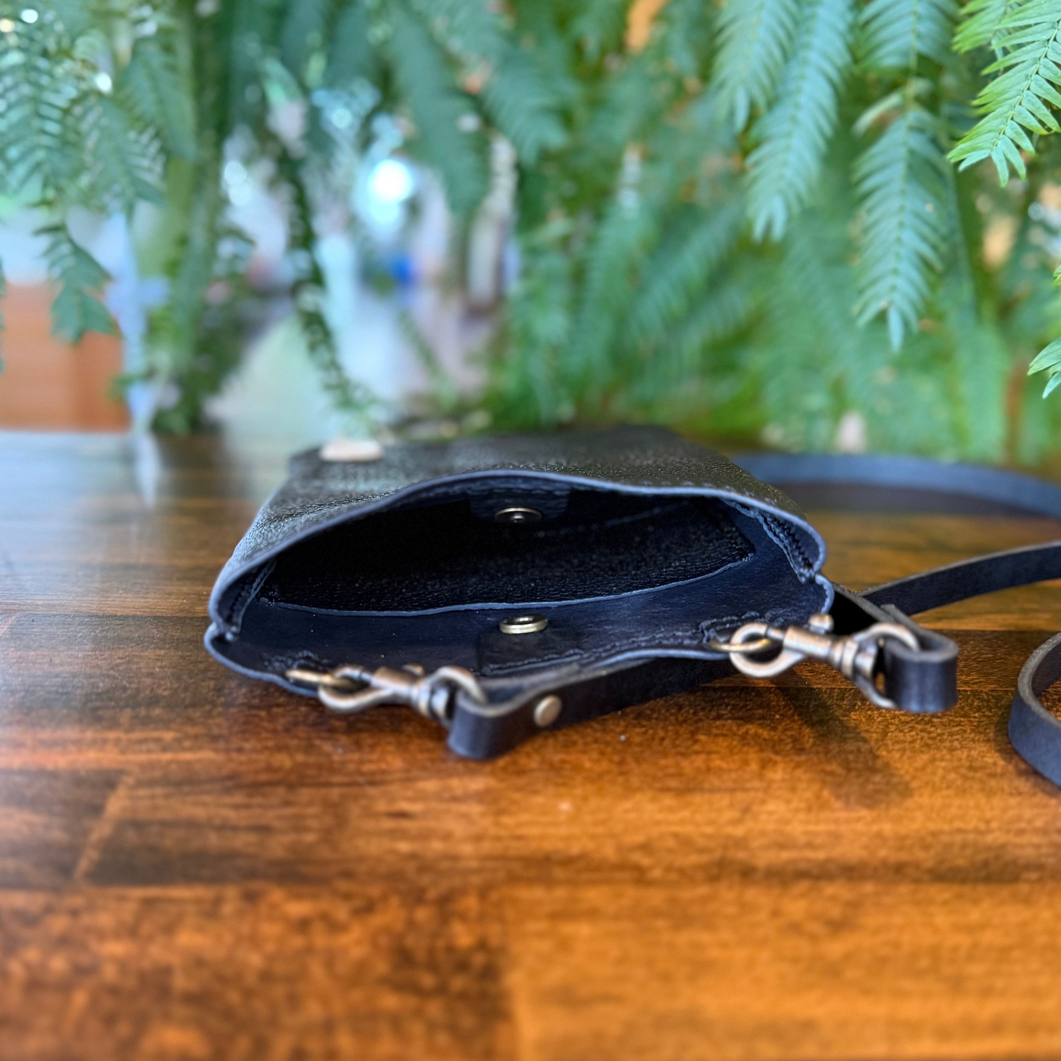 サコッシュ・京鹿革×屋久鹿のツノ(ブラック)