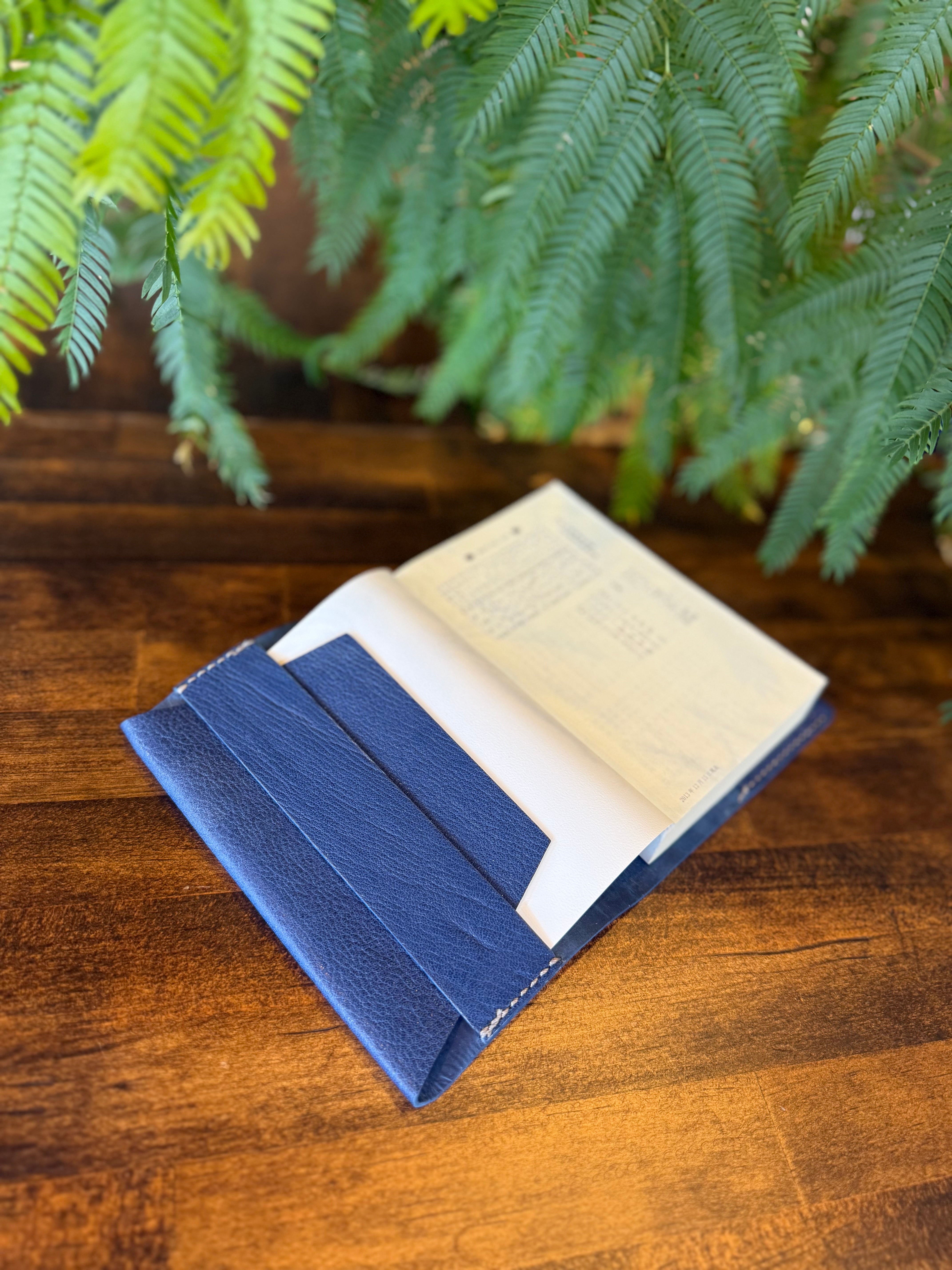 【京鹿革】文庫本カバー・ブルー(×屋久鹿のツノ・夜光貝飾りボタン)