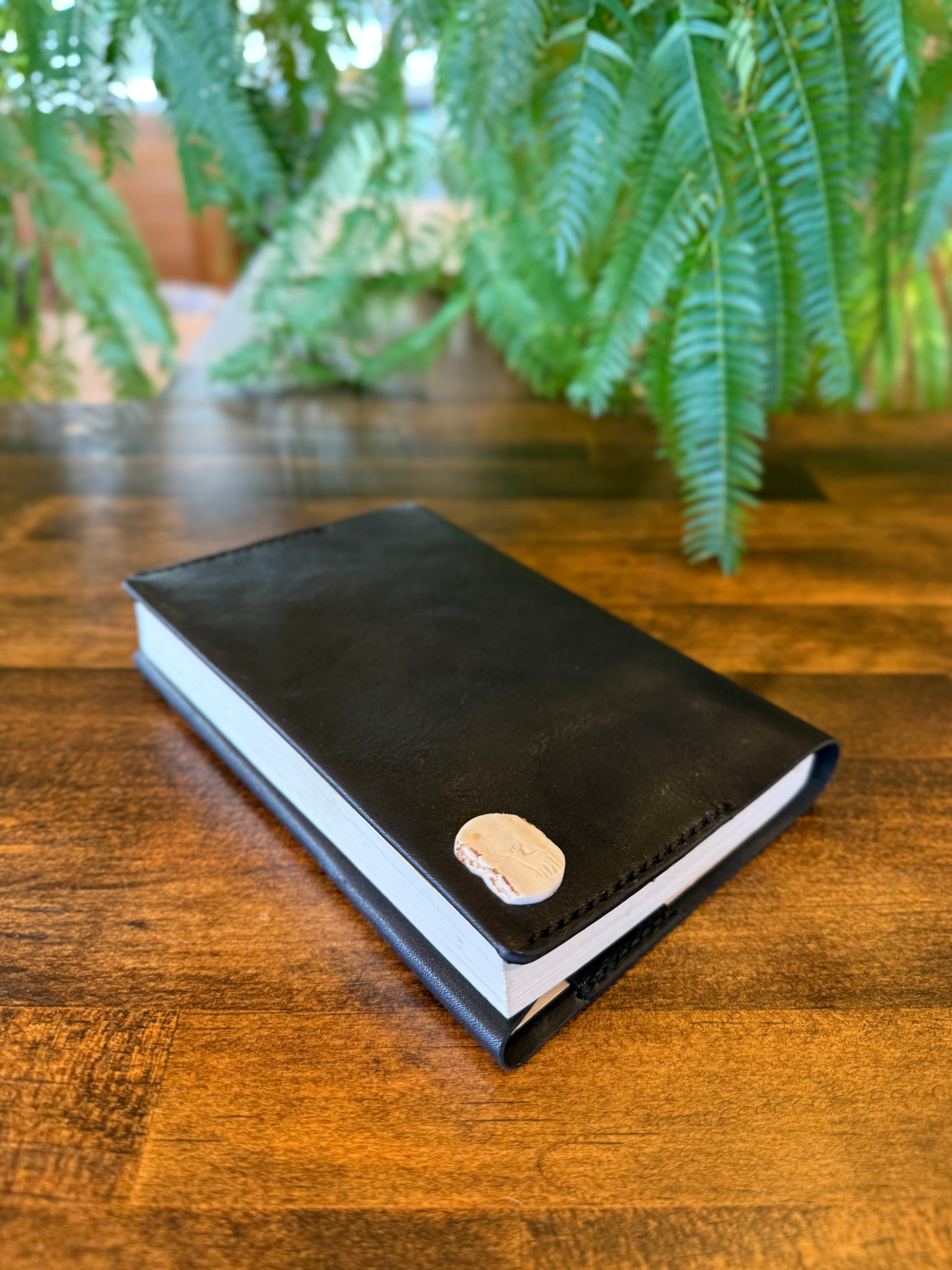 文庫本カバー・ブラック (栃木レザー×屋久鹿のツノ・夜光貝飾りボタン)