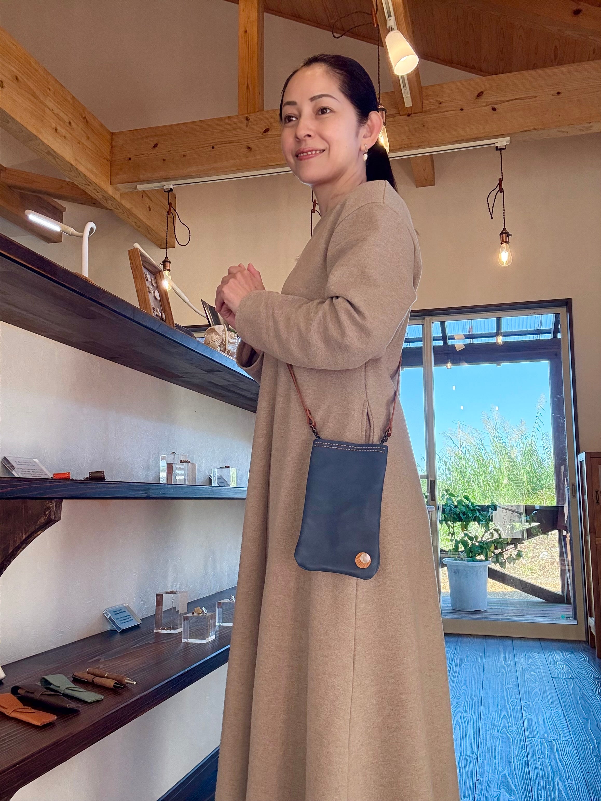 スマホサコッシュ・栃木レザー×屋久鹿レザー(ネイビーブルー)