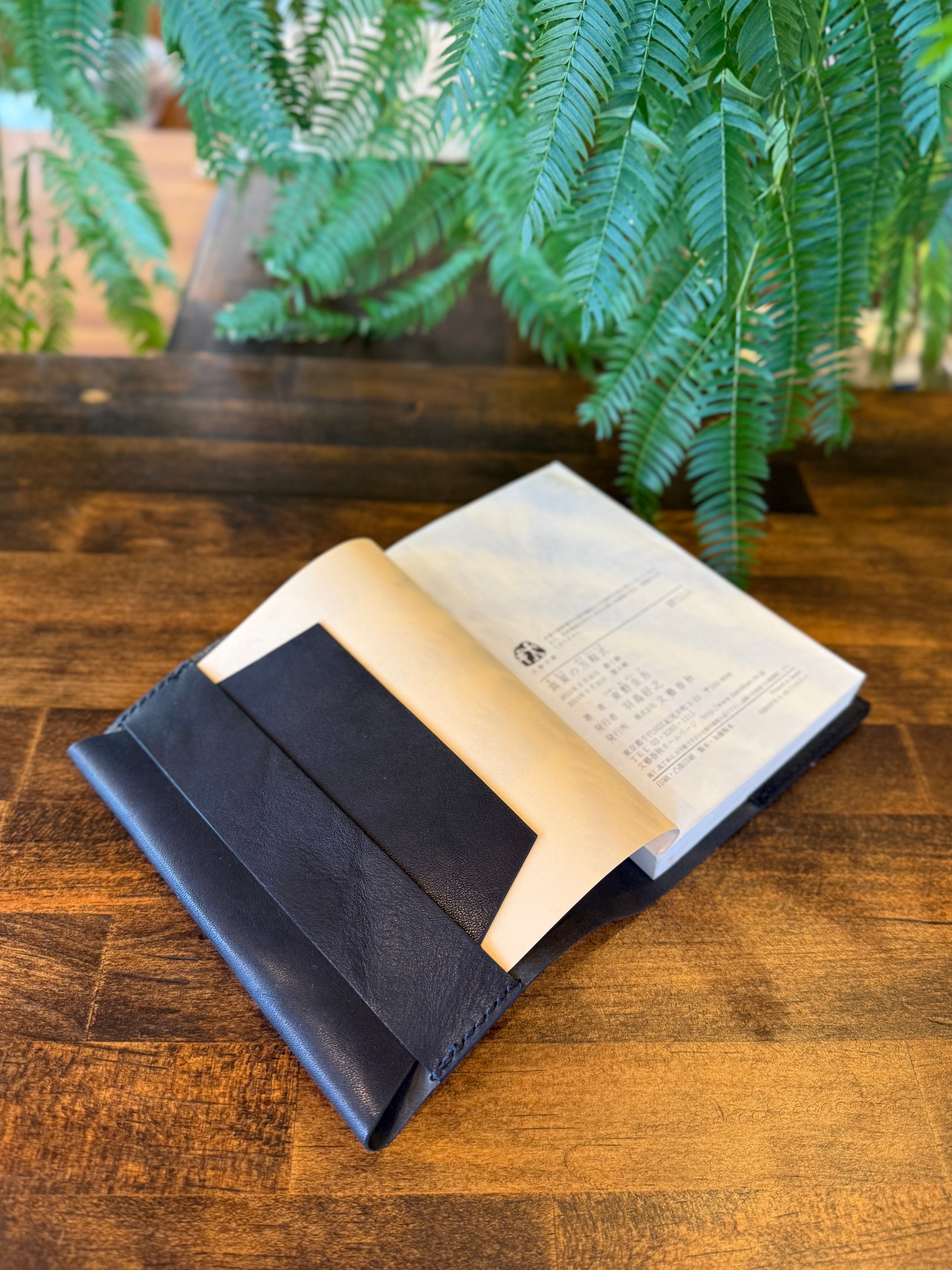 文庫本カバー・ブラック (栃木レザー×屋久鹿のツノ・夜光貝飾りボタン)