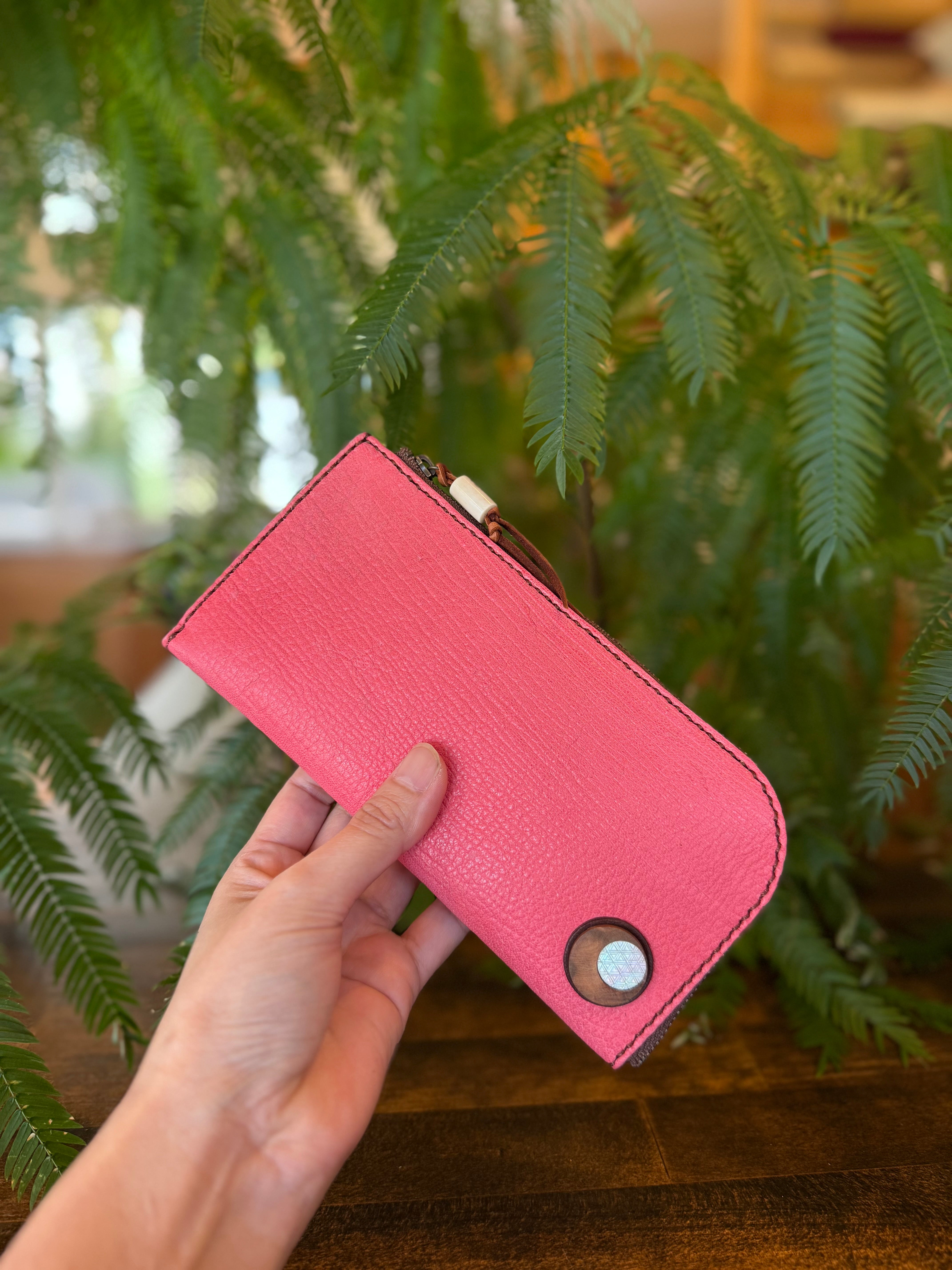 【屋久鹿革】島財布セミロング(カードポケット・屋久杉と夜光貝の切子柄ボタン付)