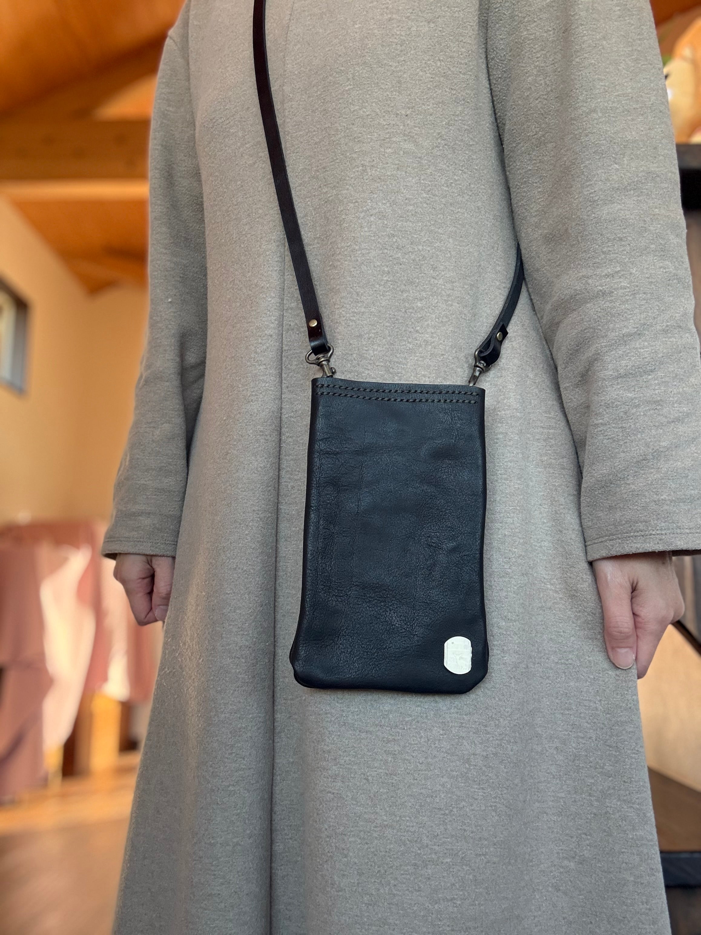 Smartphone pouch - Tochigi leather x Yaku deer leather (black)