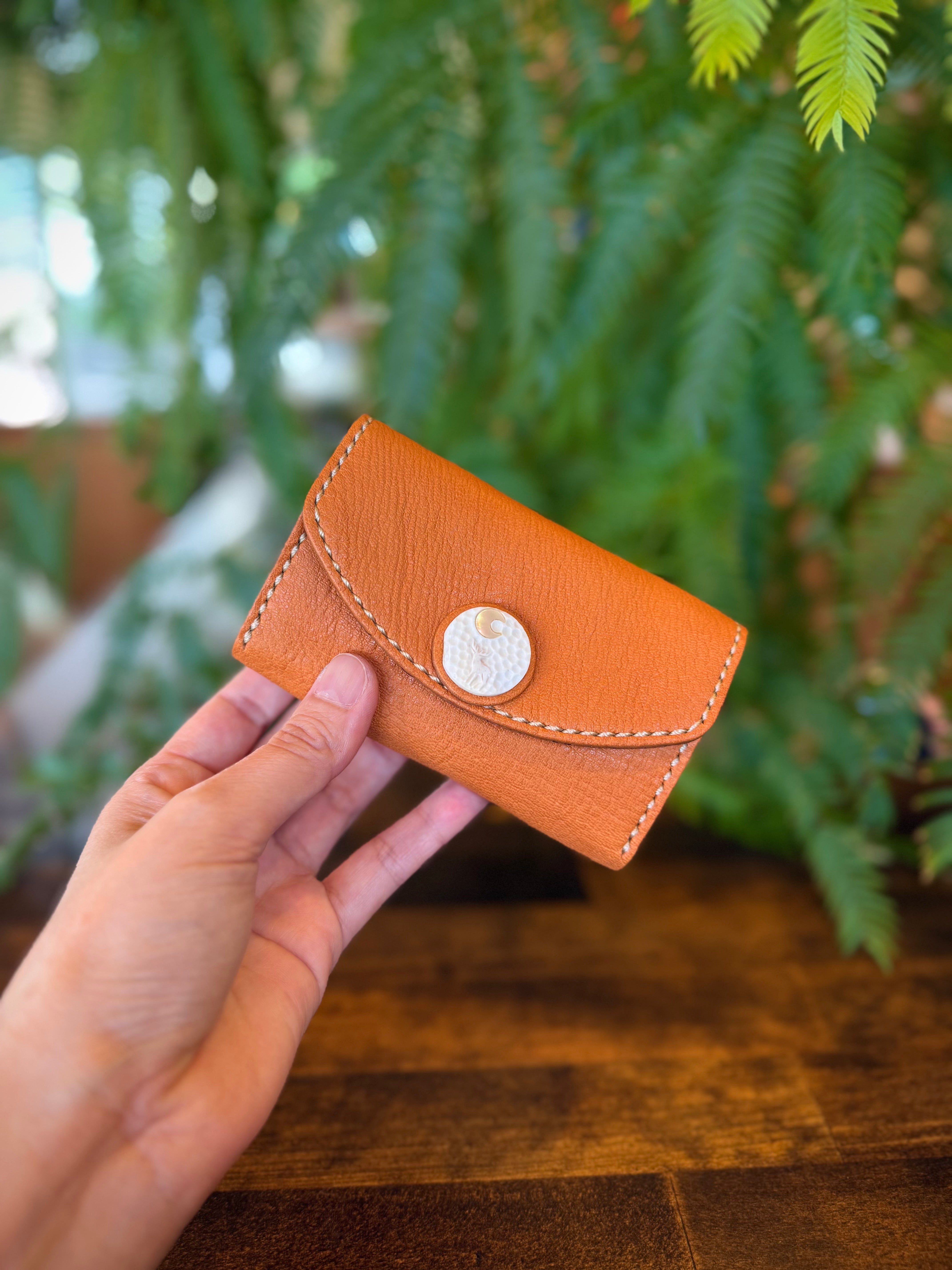 【屋久鹿革】おさいふ名刺入れ (ツノにヤクシカレリーフ・夜光貝の三日月)