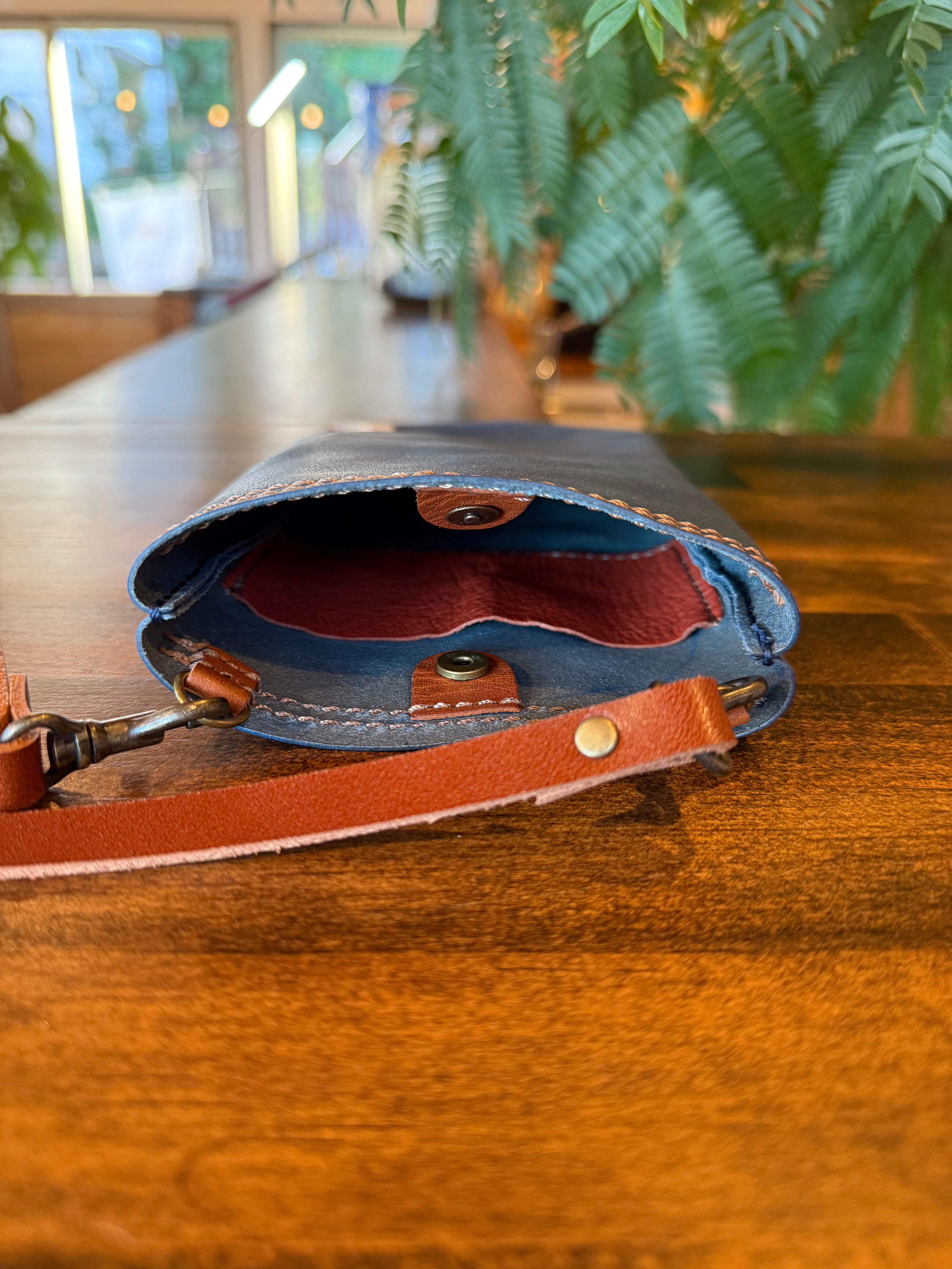 Smartphone pouch - Tochigi leather x Yaku deer leather (navy blue)