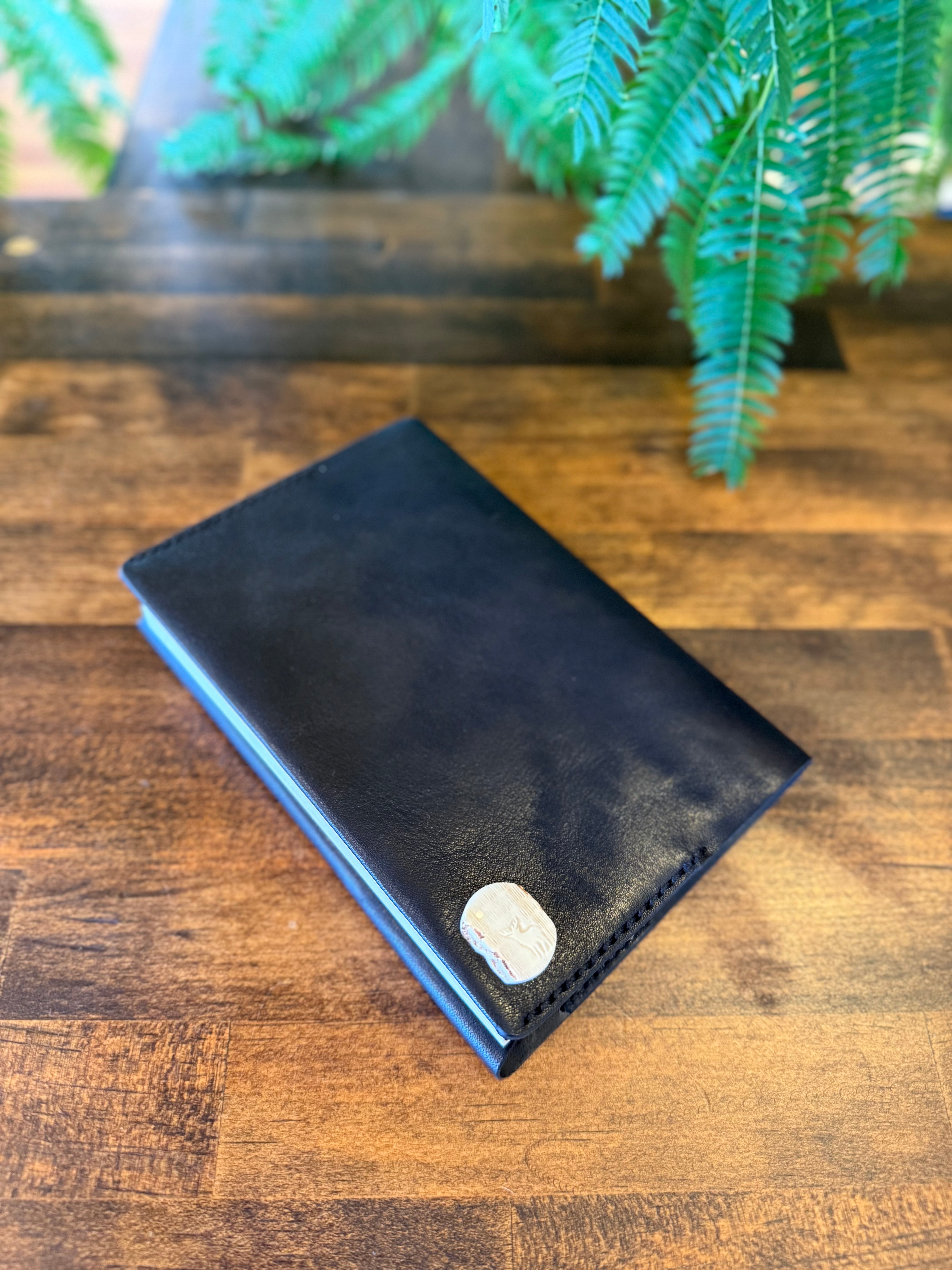 文庫本カバー・ブラック (栃木レザー×屋久鹿のツノ・夜光貝飾りボタン)