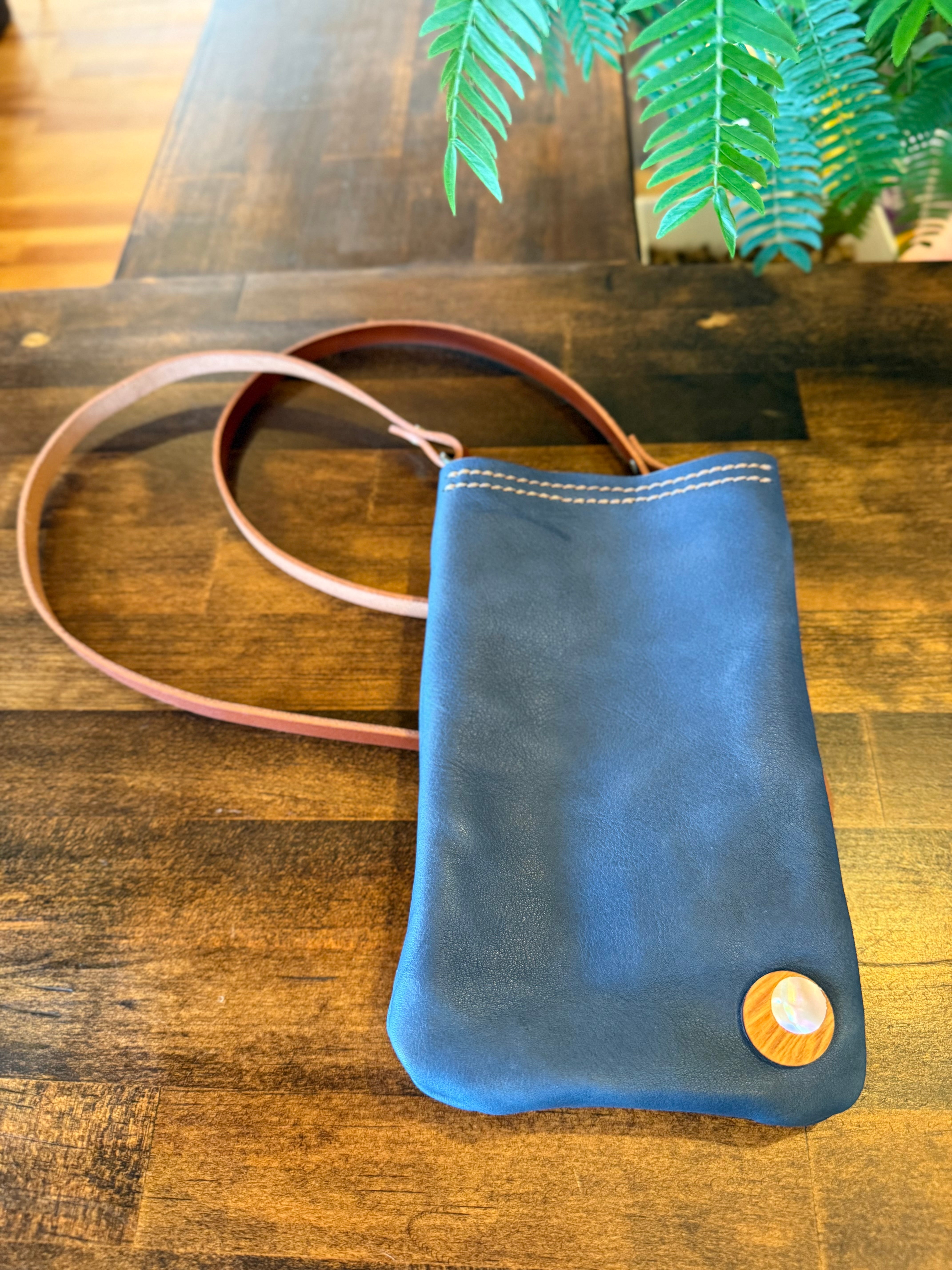 Smartphone pouch - Tochigi leather x Yaku deer leather (navy blue)