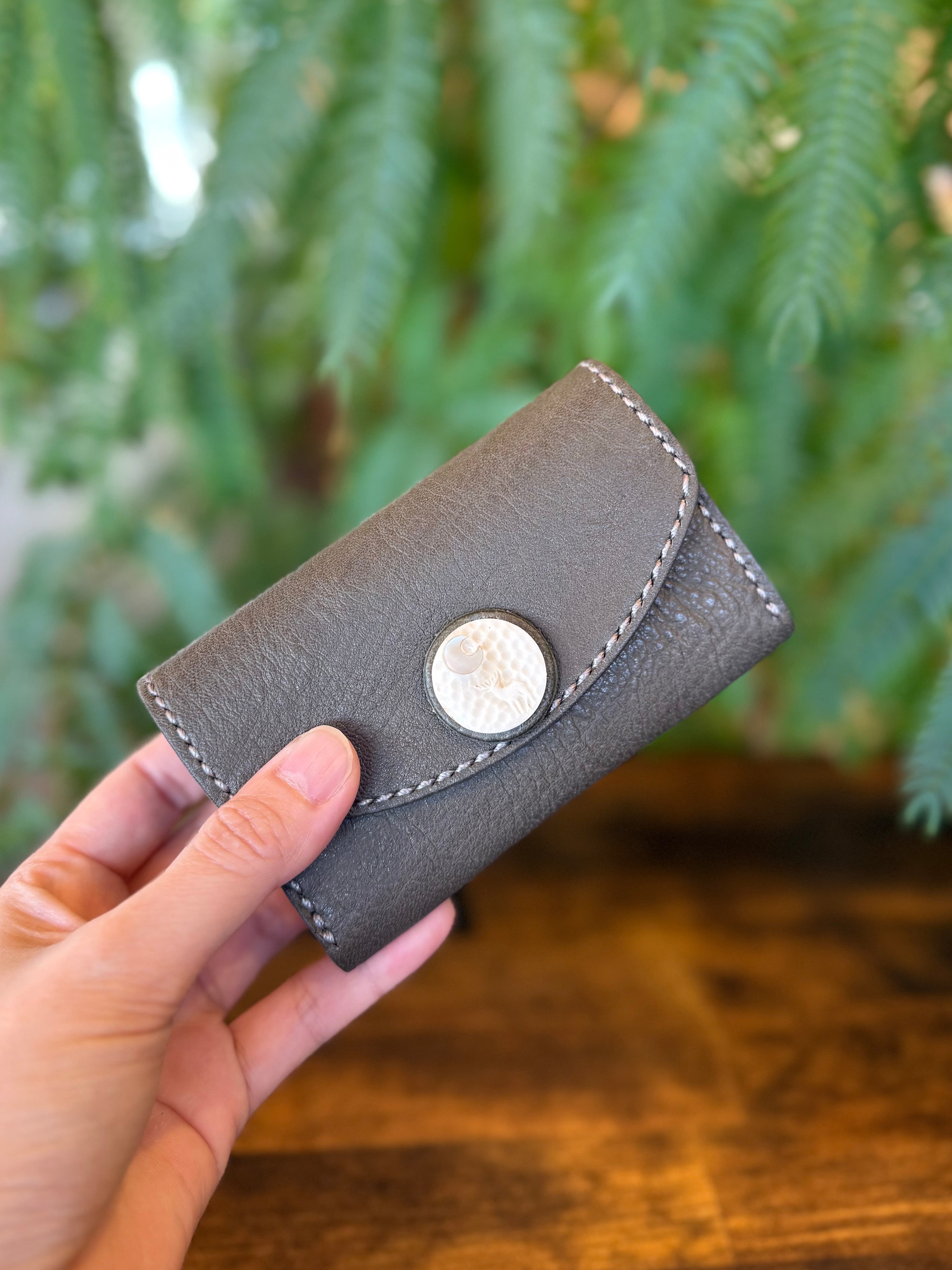 【屋久鹿革】おさいふ名刺入れ (ツノにヤクシカレリーフ・夜光貝の三日月)