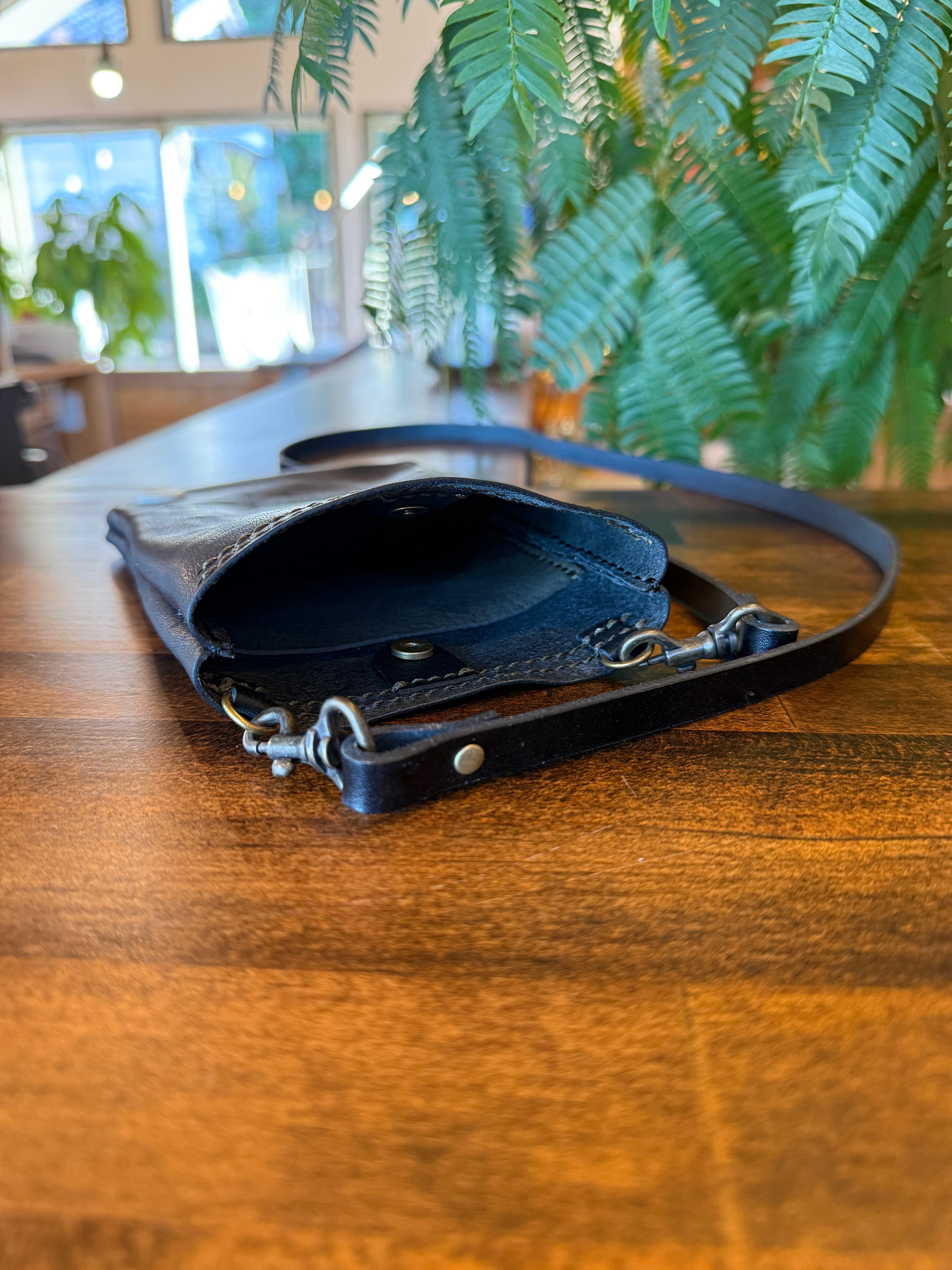 Smartphone pouch - Tochigi leather x Yaku deer leather (black)