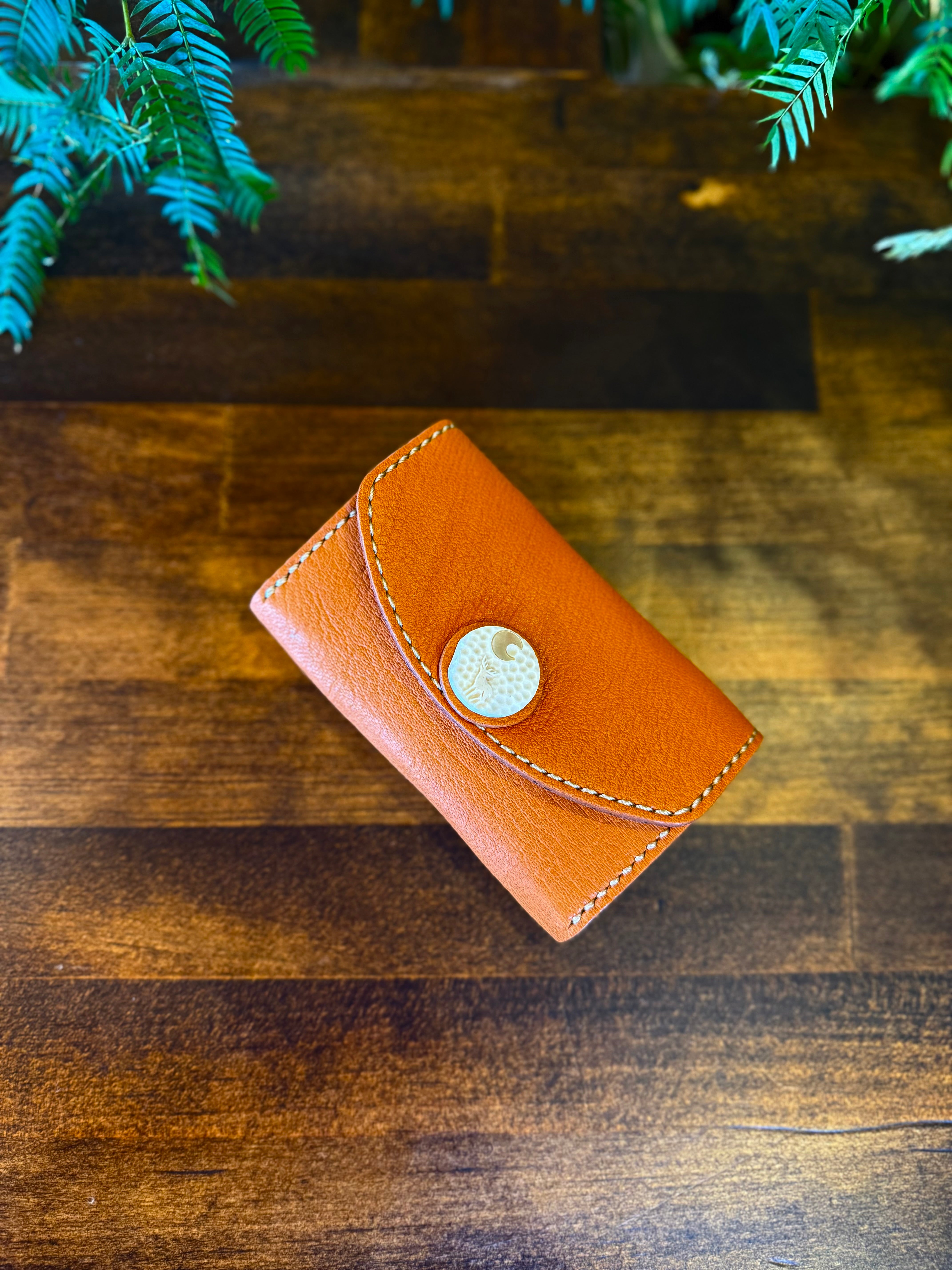 【屋久鹿革】おさいふ名刺入れ (ツノにヤクシカレリーフ・夜光貝の三日月)