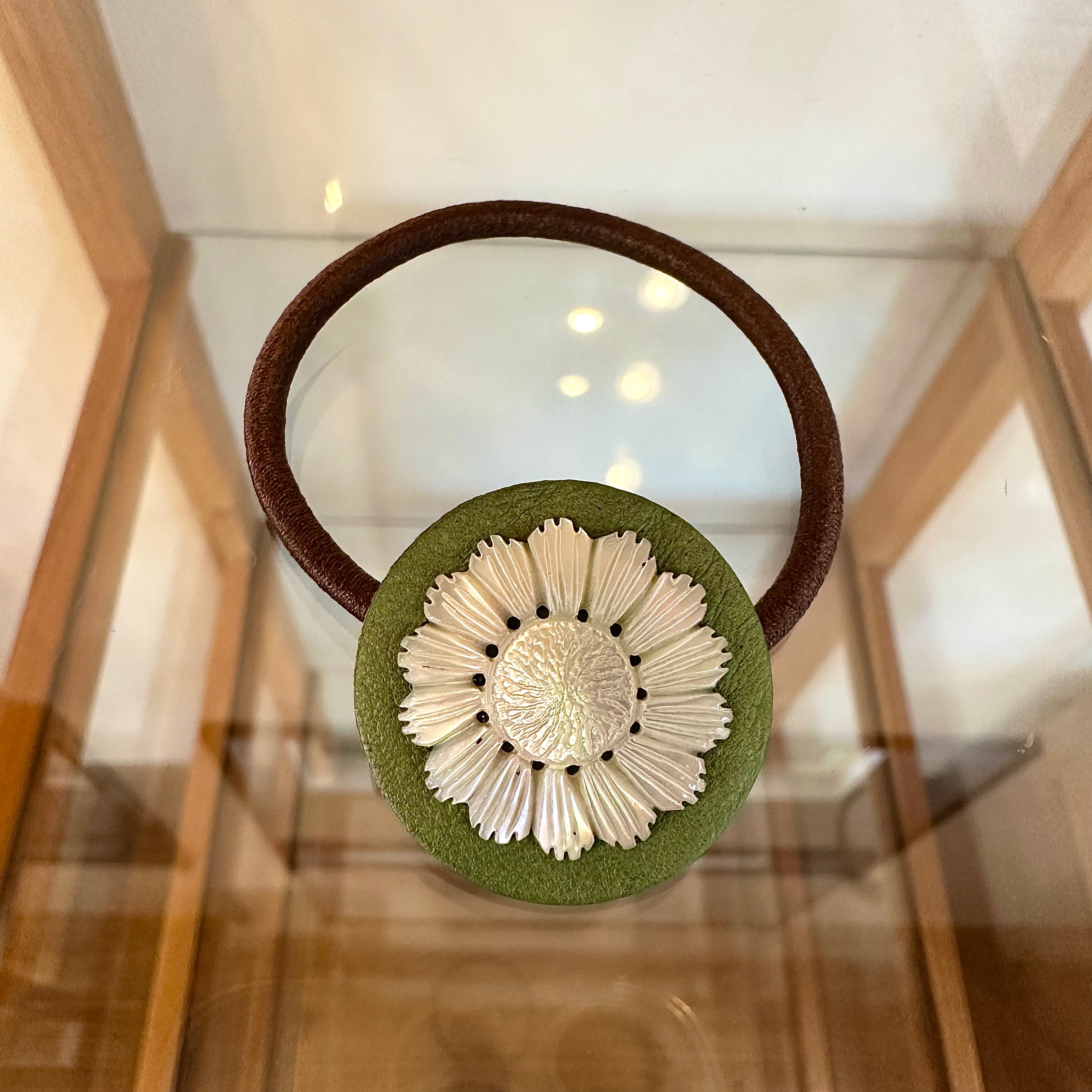 夜光貝のツワブキの花・ヘアゴム