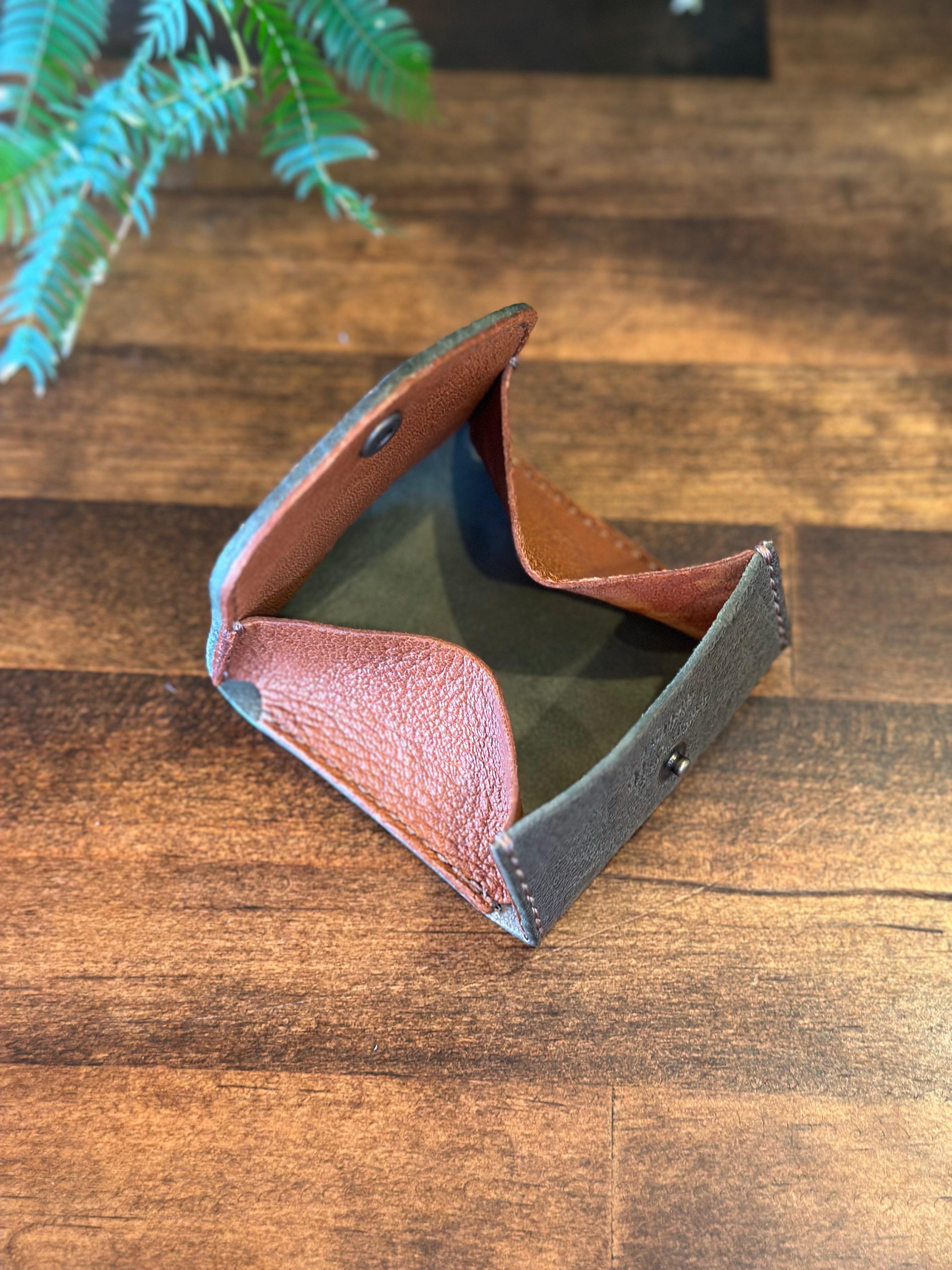 Box-shaped coin case (green x camel)