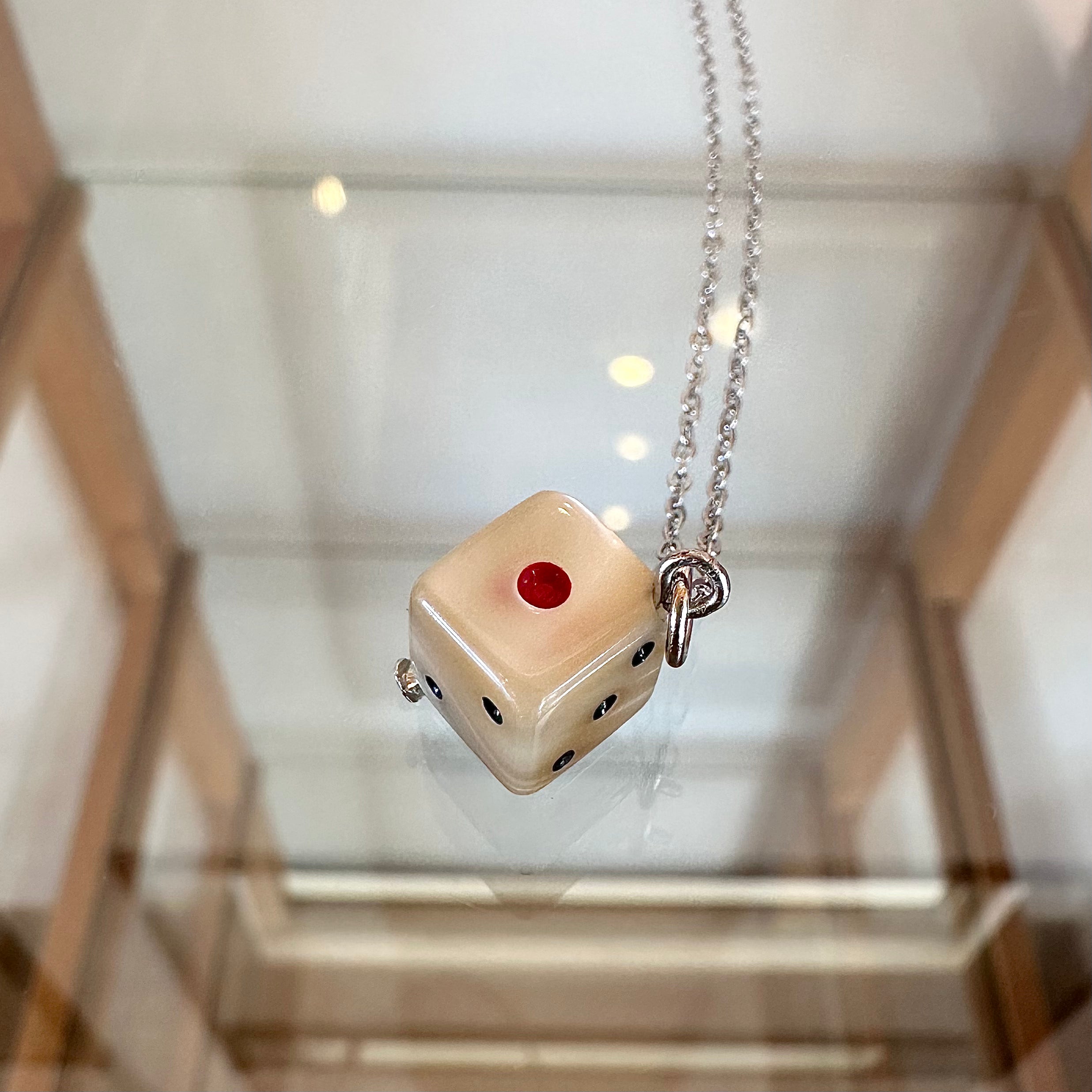 夜光貝のサイコロ・ネックレス