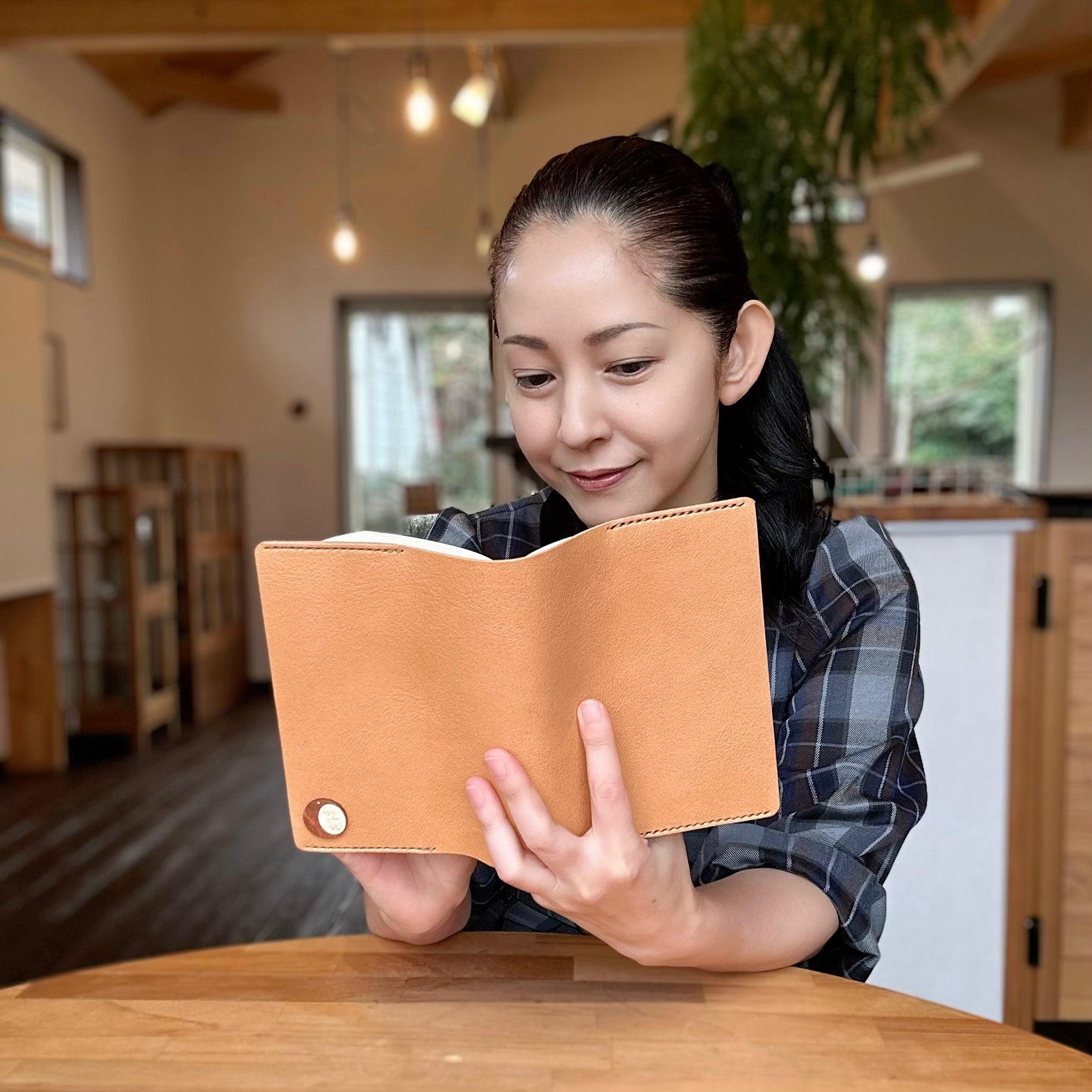 文庫本カバー・ナチュラル(栃木レザー×屋久杉・屋久鹿のツノ・夜光貝飾りボタン)