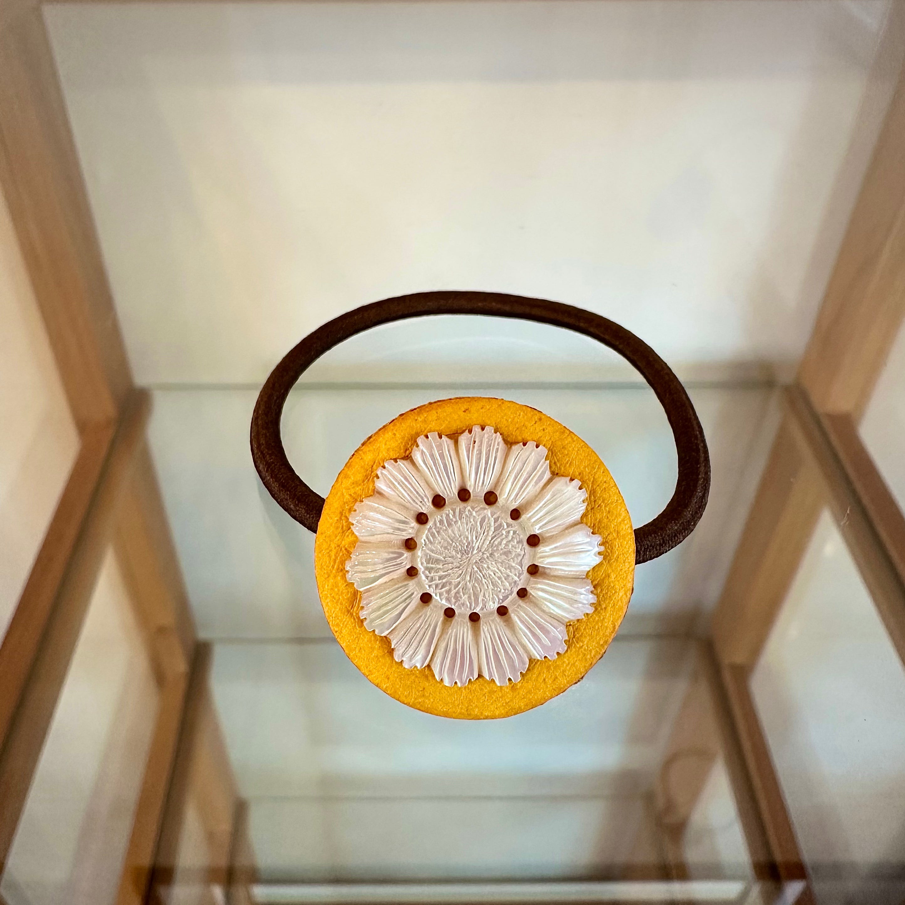 夜光貝のツワブキの花・ヘアゴム