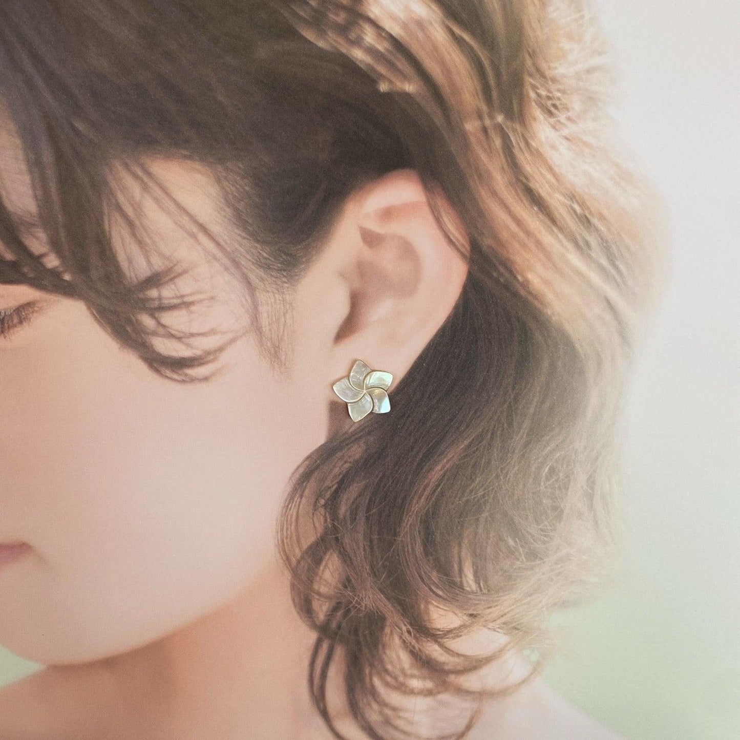 夜光貝のプルメリア・ピアス&イヤリング