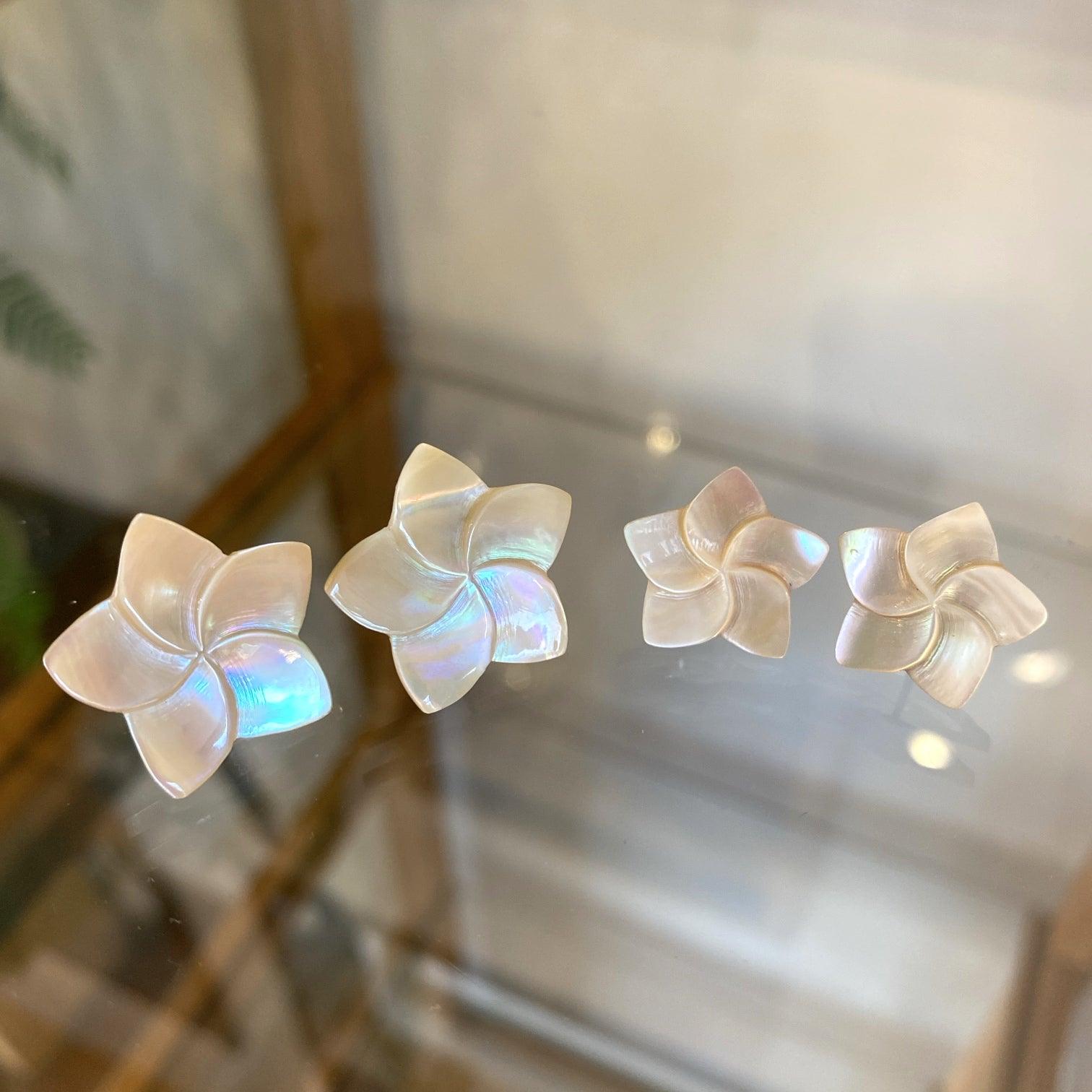 夜光貝のプルメリア・ピアス&イヤリング