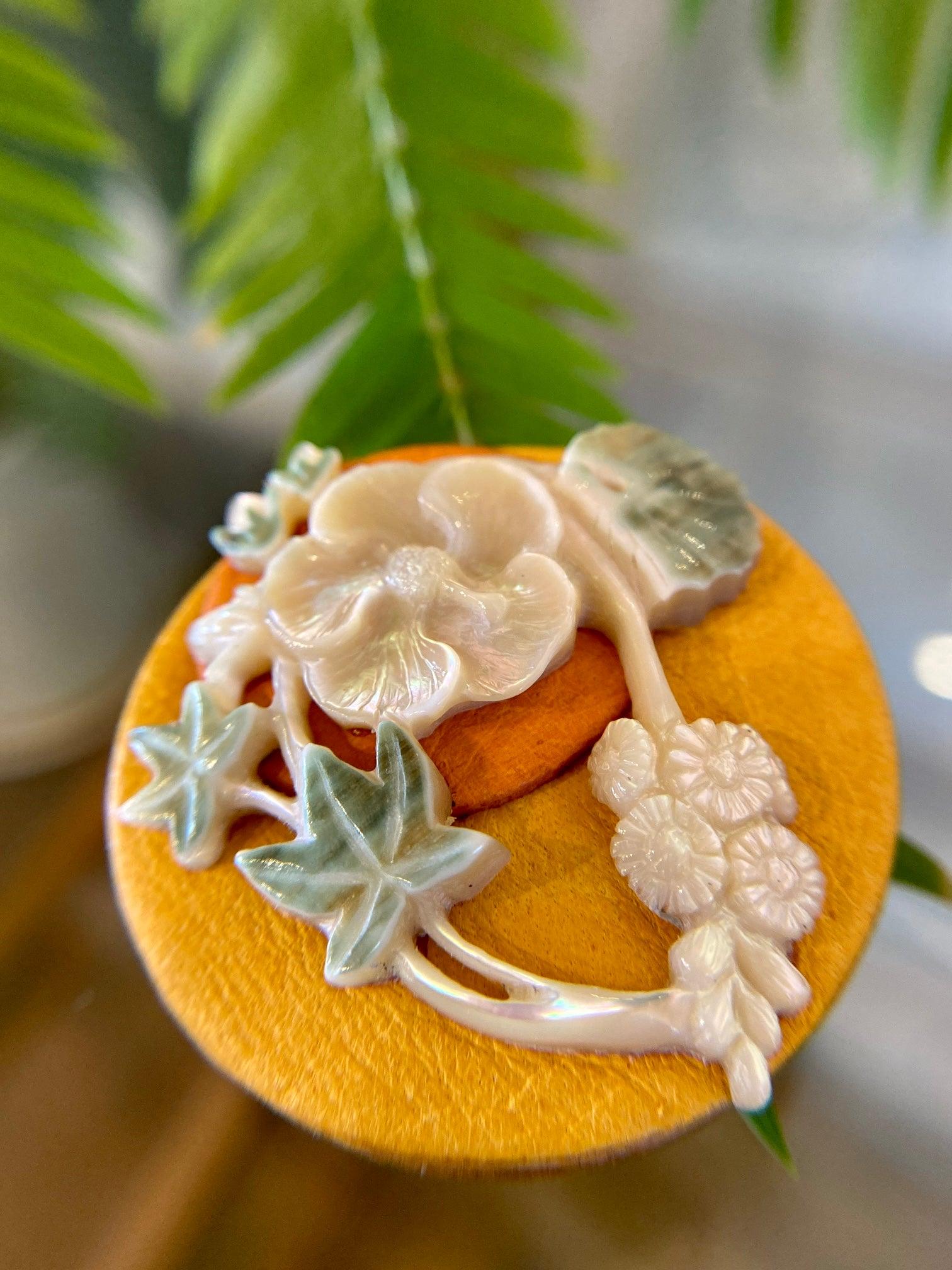 帯留め(夜光貝の石蕗の花・先島芙蓉)