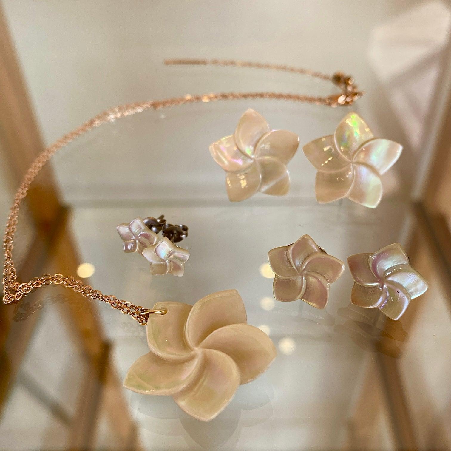 夜光貝のプルメリア・ピアス&イヤリング