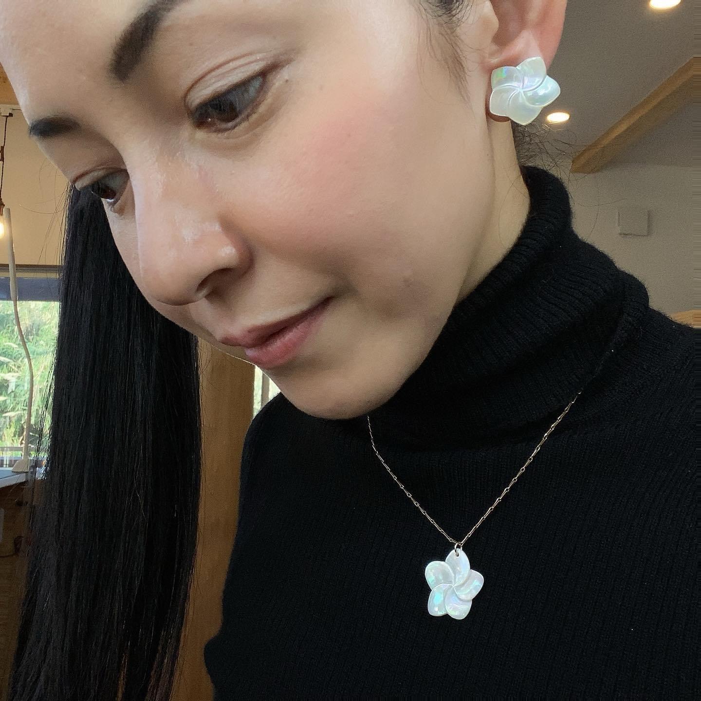 夜光貝のプルメリア・ピアス&イヤリング