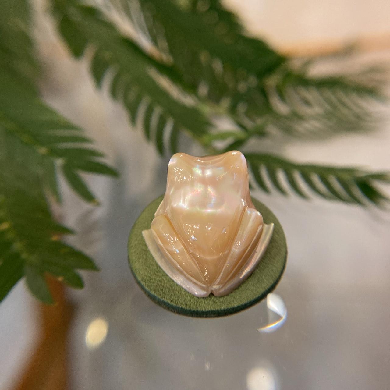 Brooch - Luminous shell frog