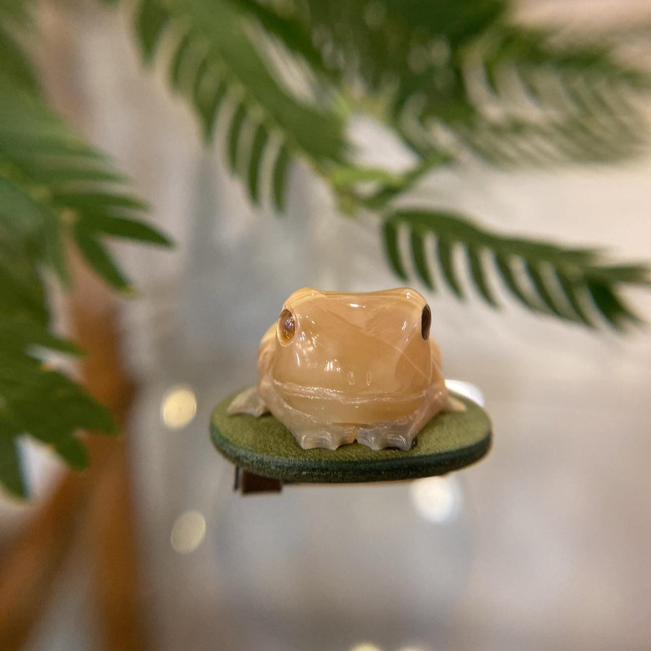 Brooch - Luminous shell frog