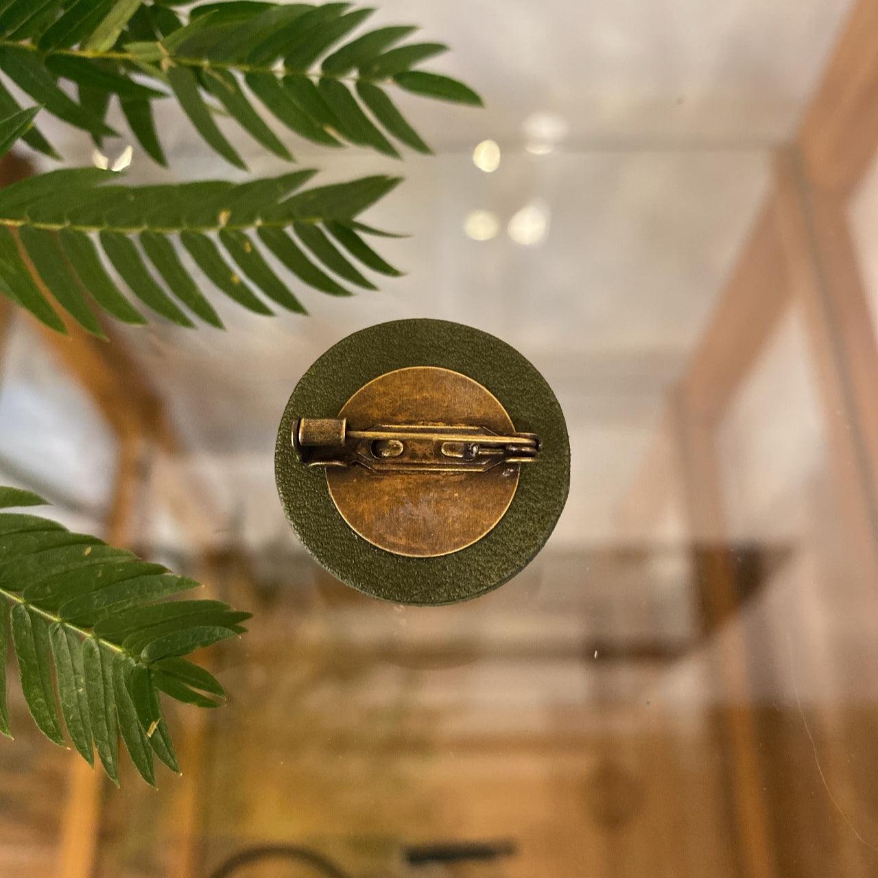 ブローチ・夜光貝のカエル