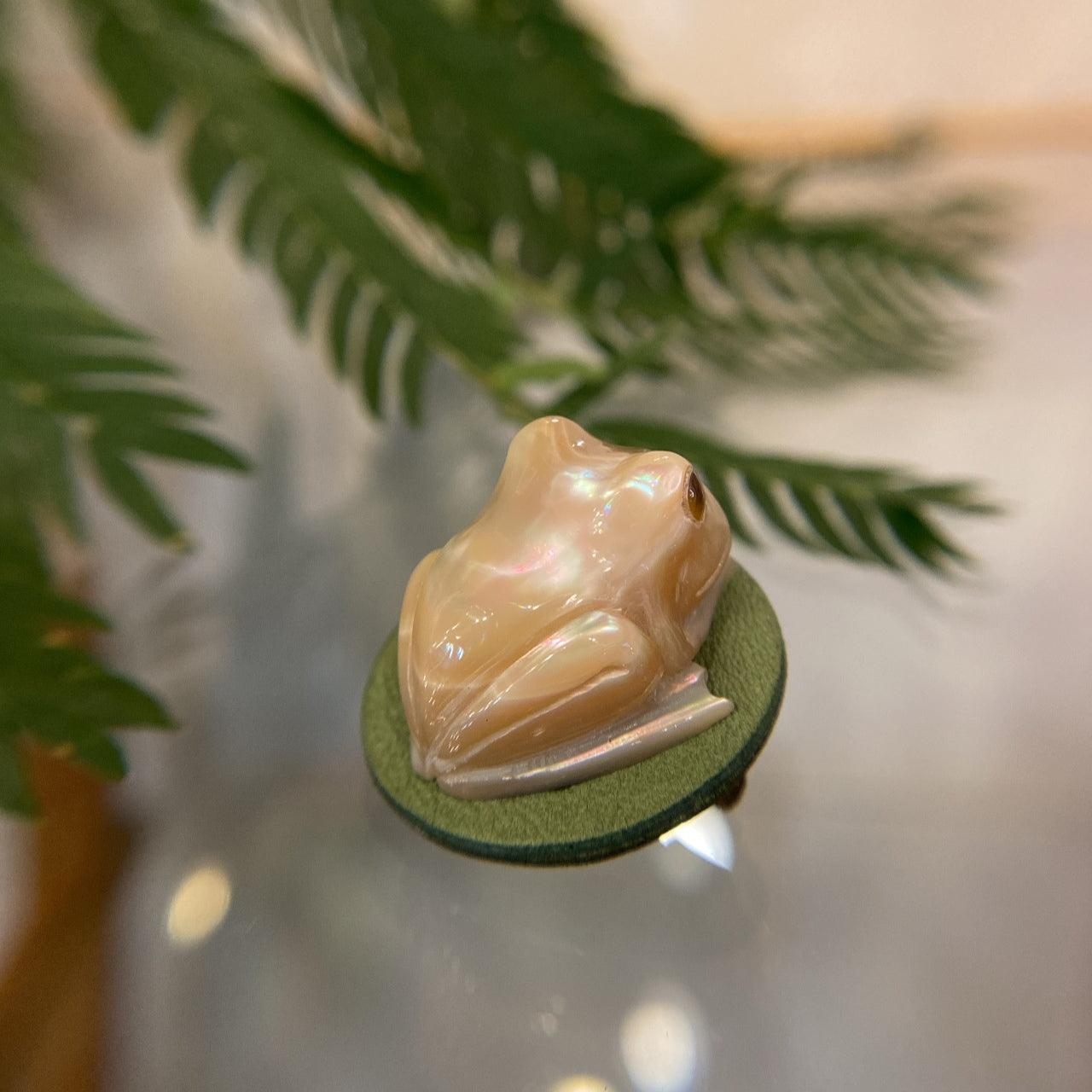 Brooch - Luminous shell frog