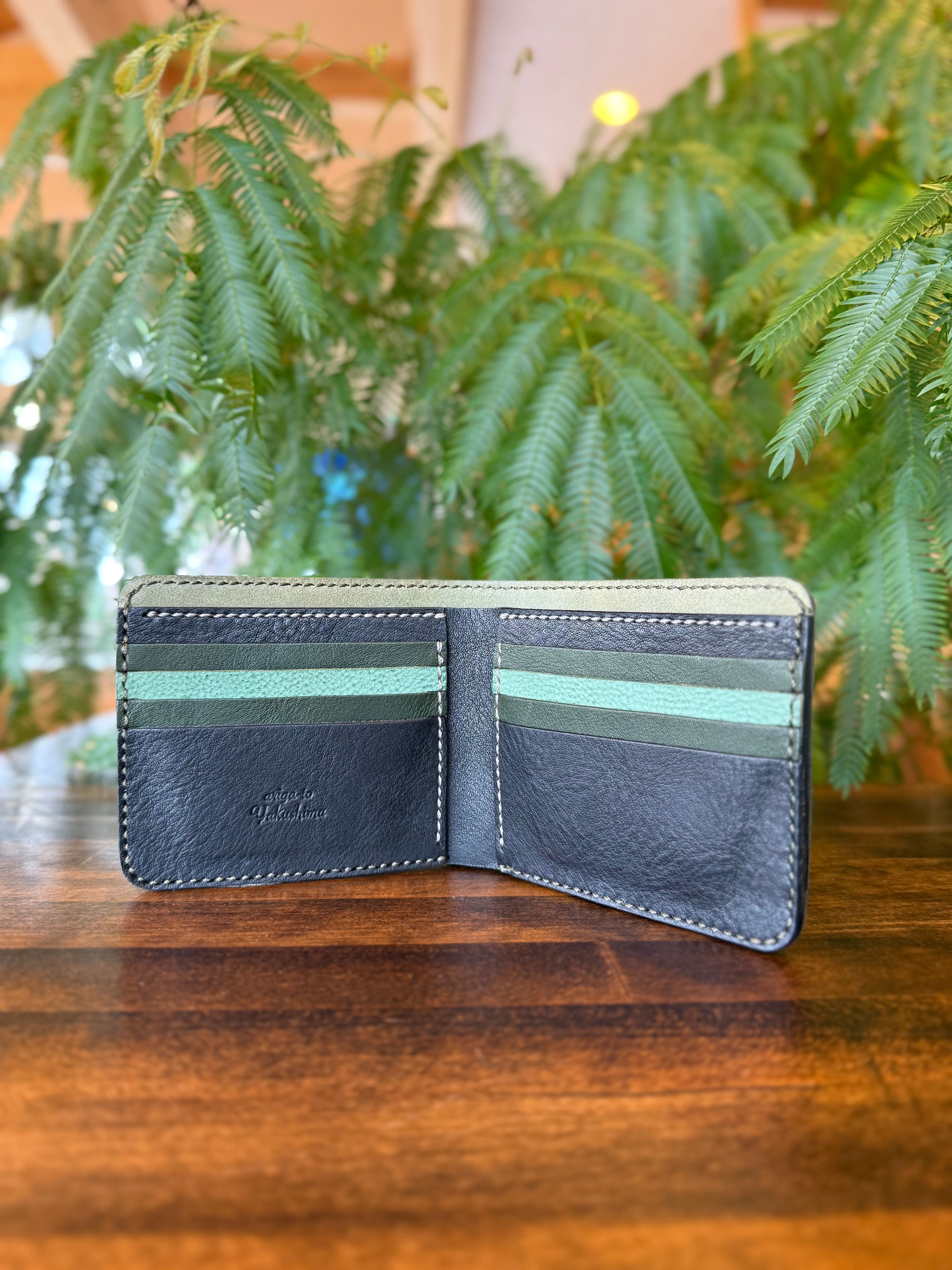 【夜に光るキノコ】クラシカルな二つ折り財布