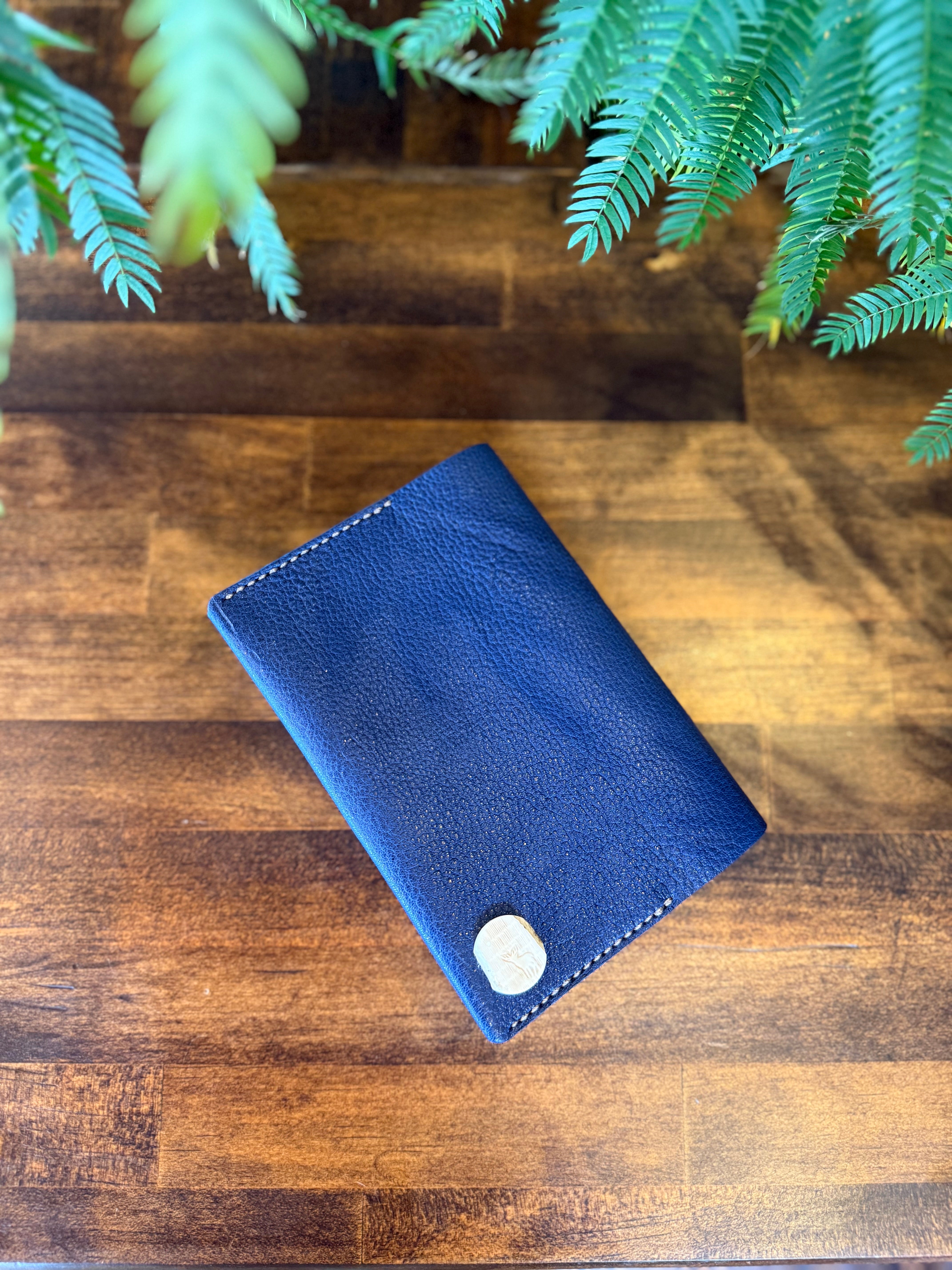 【京鹿革】文庫本カバー・ブルー(×屋久鹿のツノ・夜光貝飾りボタン)