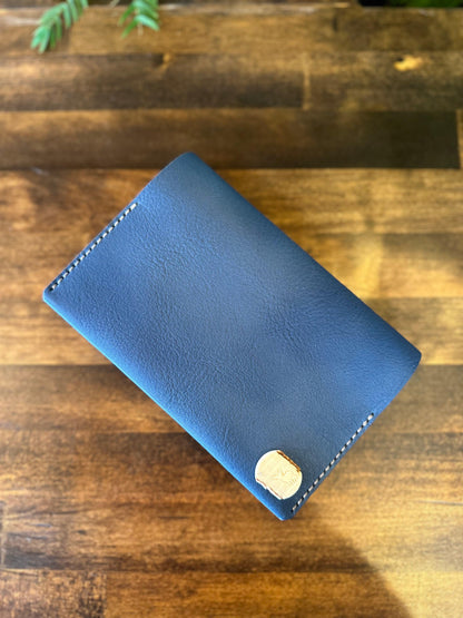 Navy blue paperback cover (Tochigi leather x Yaku deer horns, luminous shell buttons)