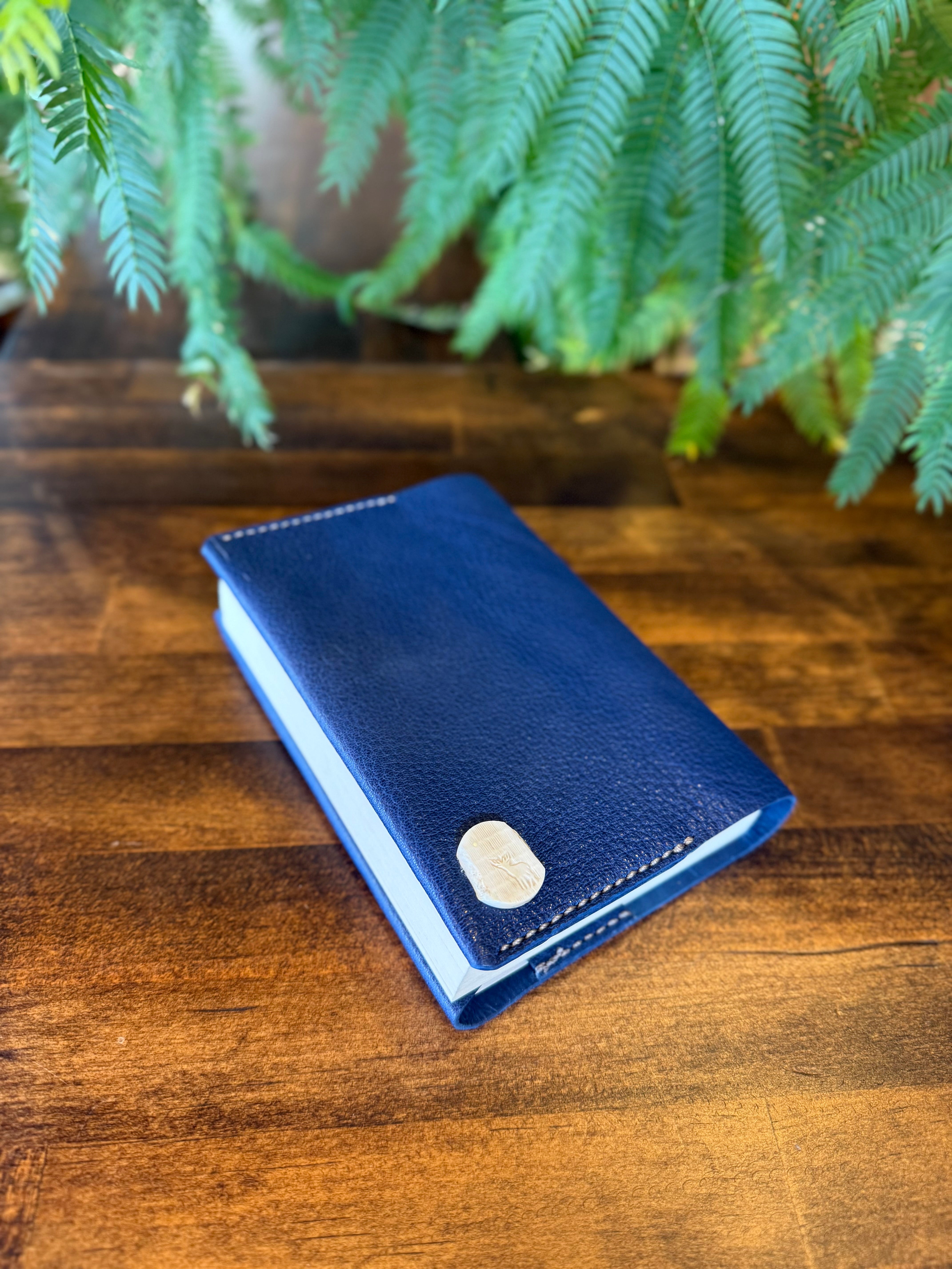 【京鹿革】文庫本カバー・ブルー(×屋久鹿のツノ・夜光貝飾りボタン)
