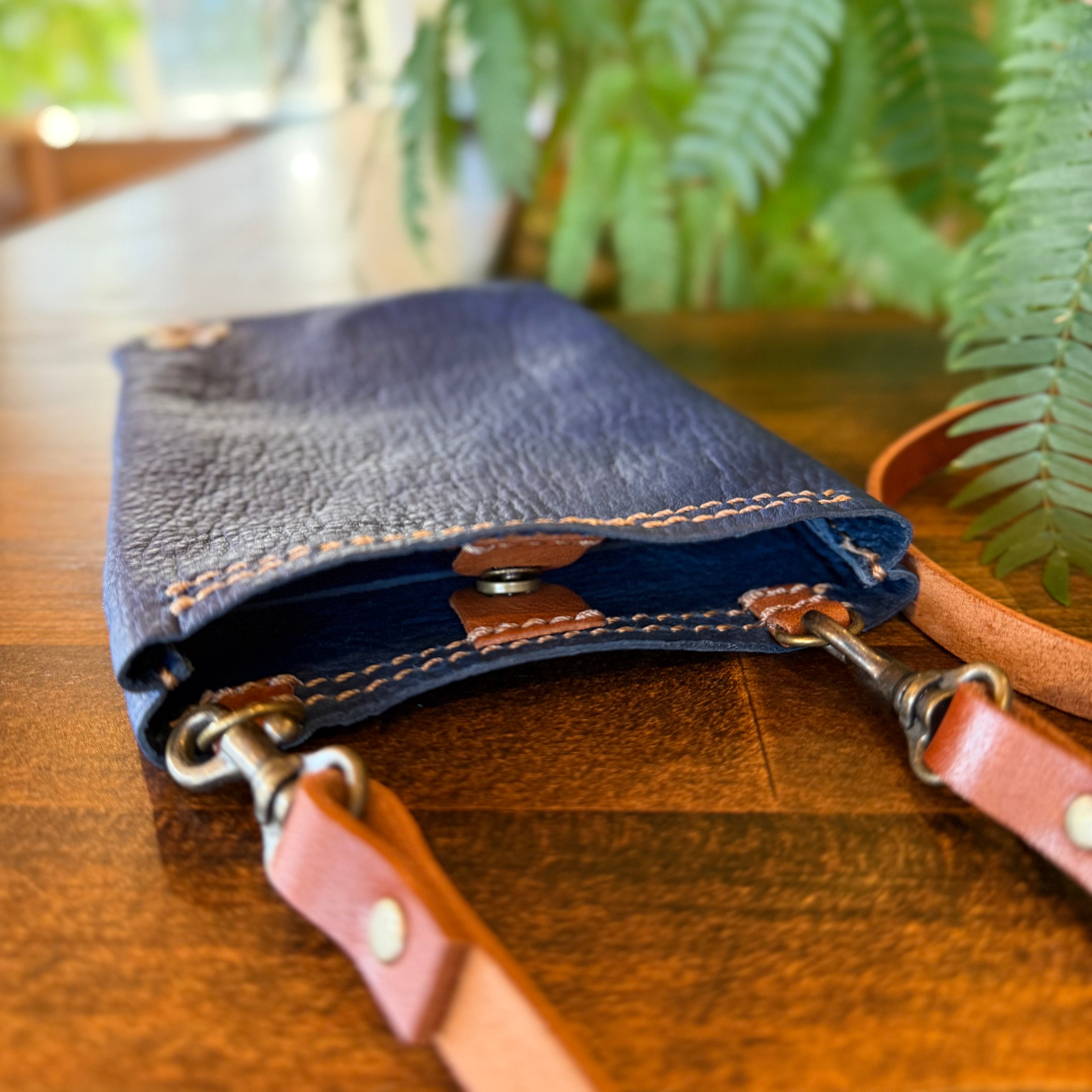 【蝦夷鹿革】サコッシュ【屋久島飾りボタン】