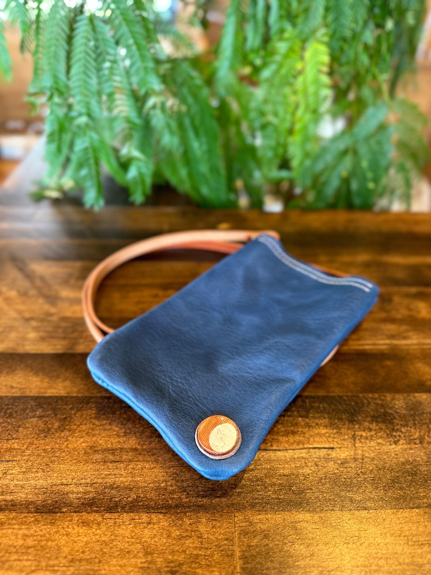 Smartphone pouch - Tochigi leather x Yaku deer leather (navy blue)