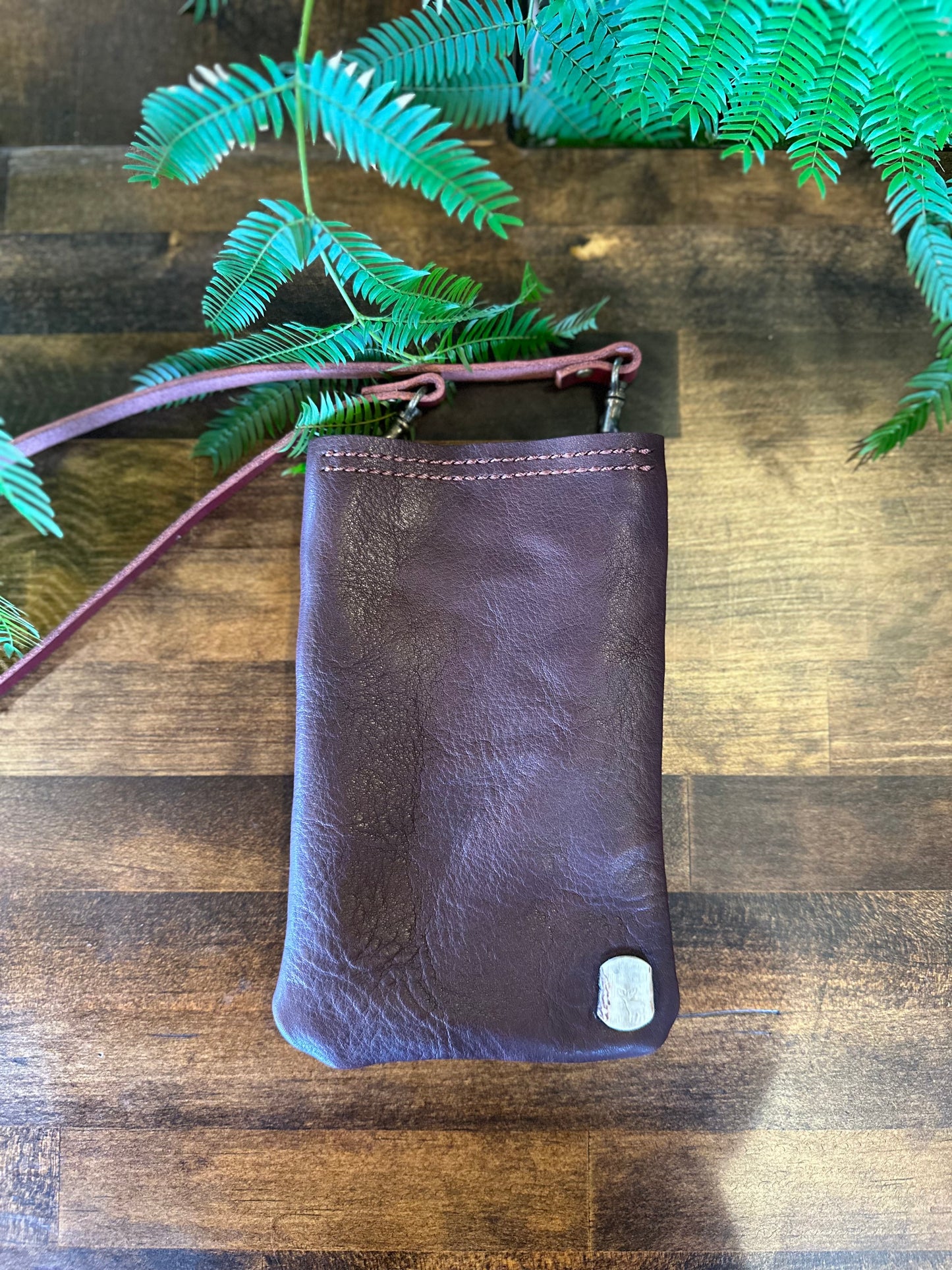 Smartphone pouch - Tochigi leather x Yaku deer leather (burgundy)