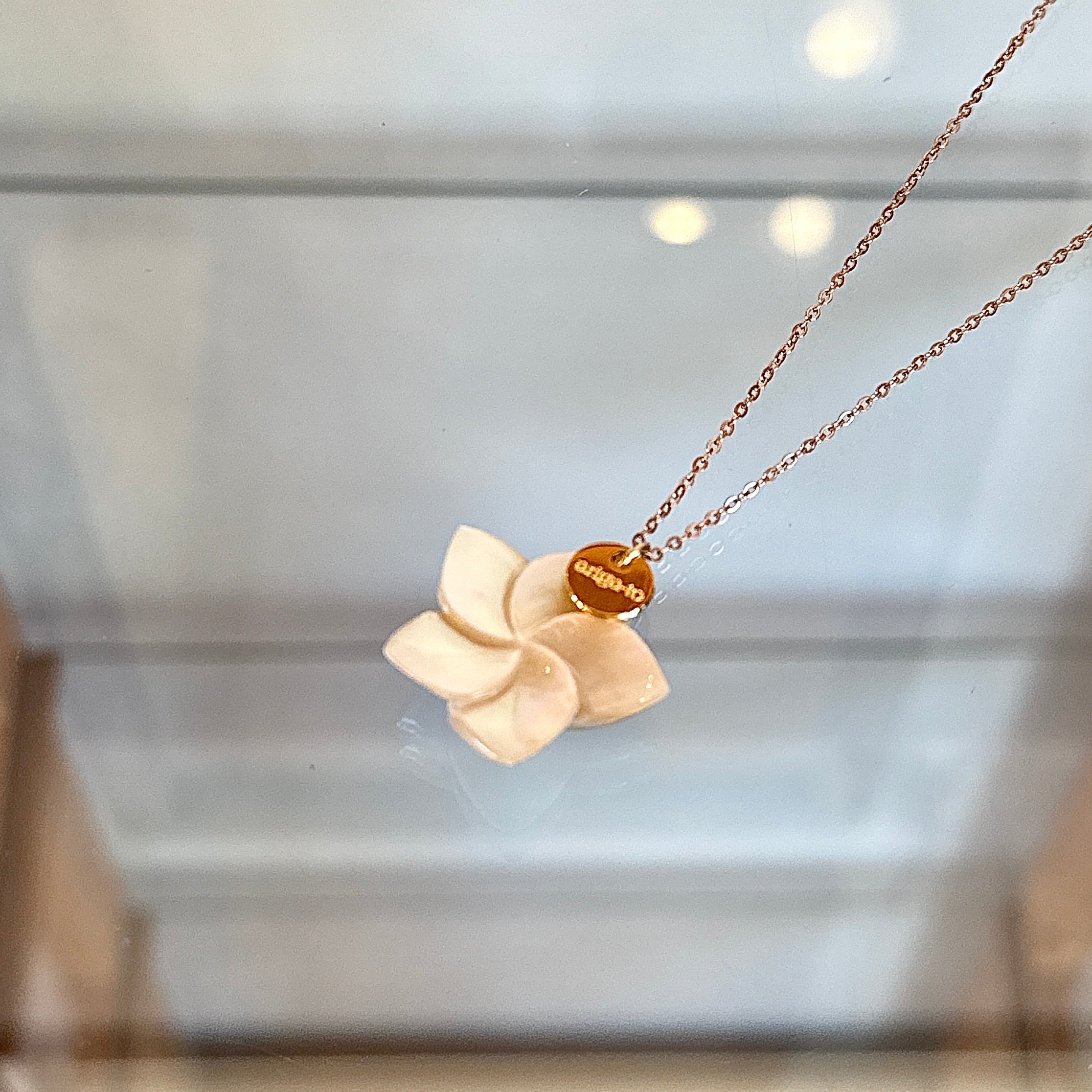 [Mother-of-Pearl] Plumeria Necklace