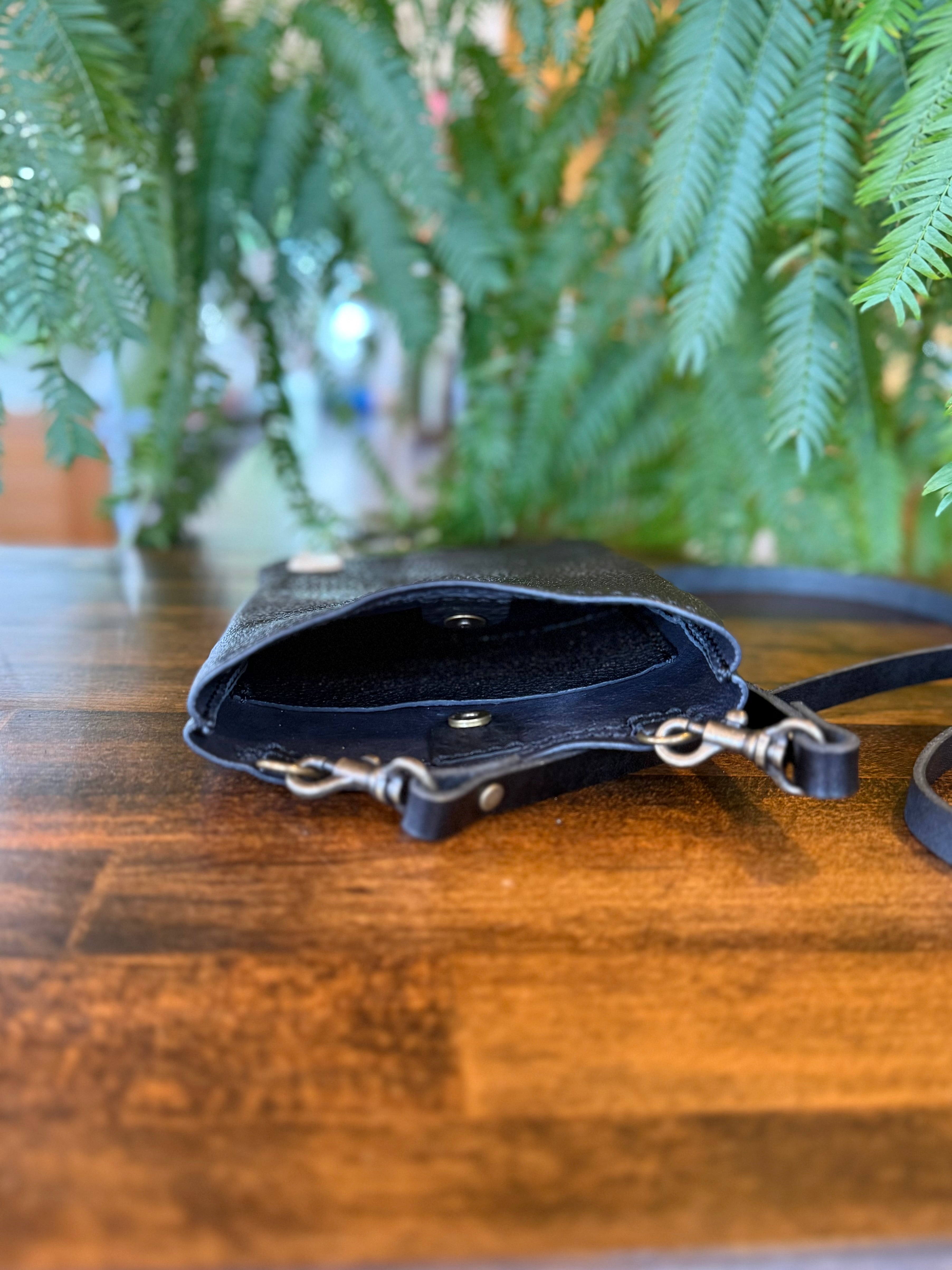 サコッシュ・京鹿革×屋久鹿のツノ（ブラック）