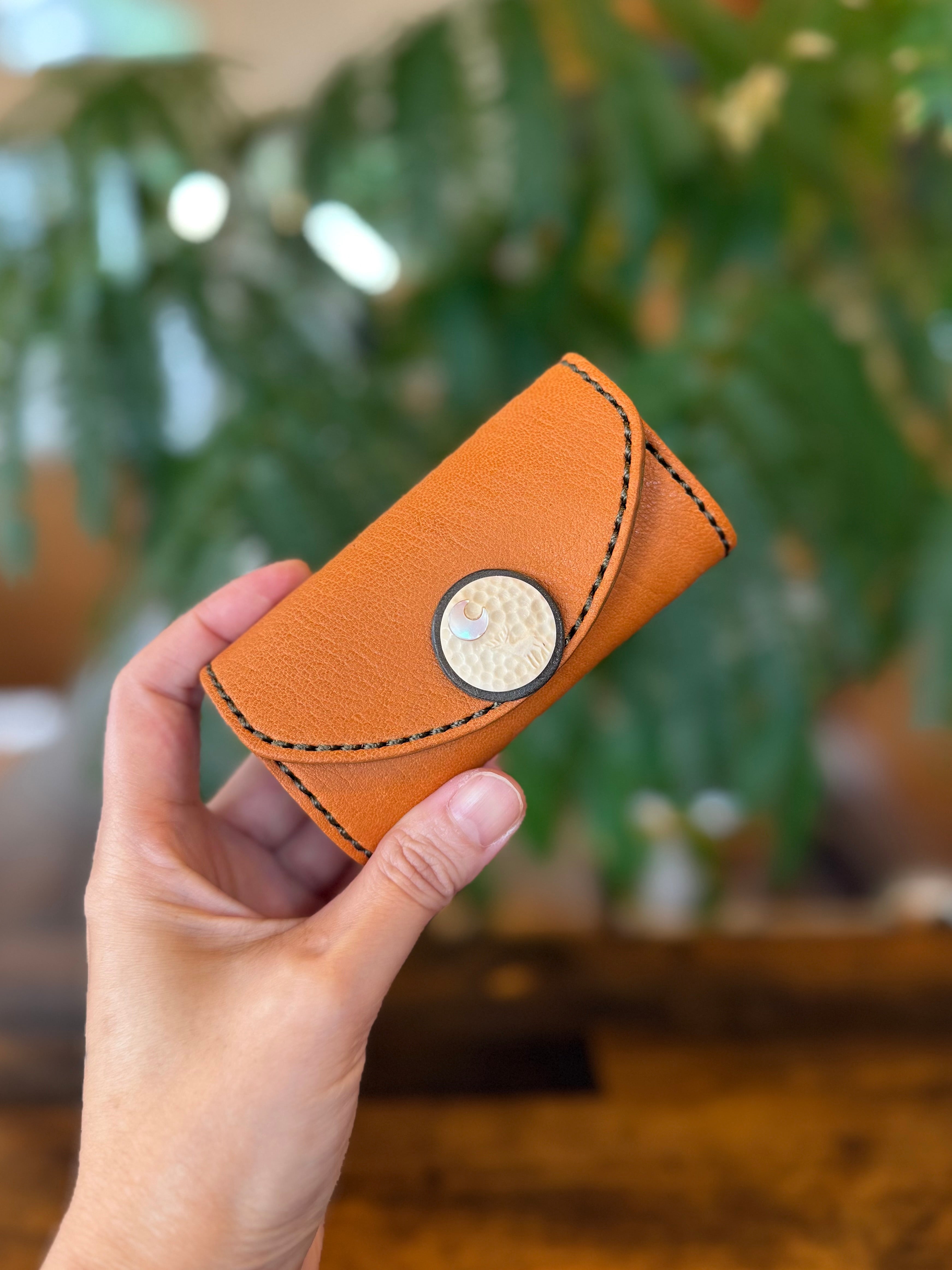 【屋久鹿革】キーケース(ツノにヤクシカ・夜光貝の三日月)