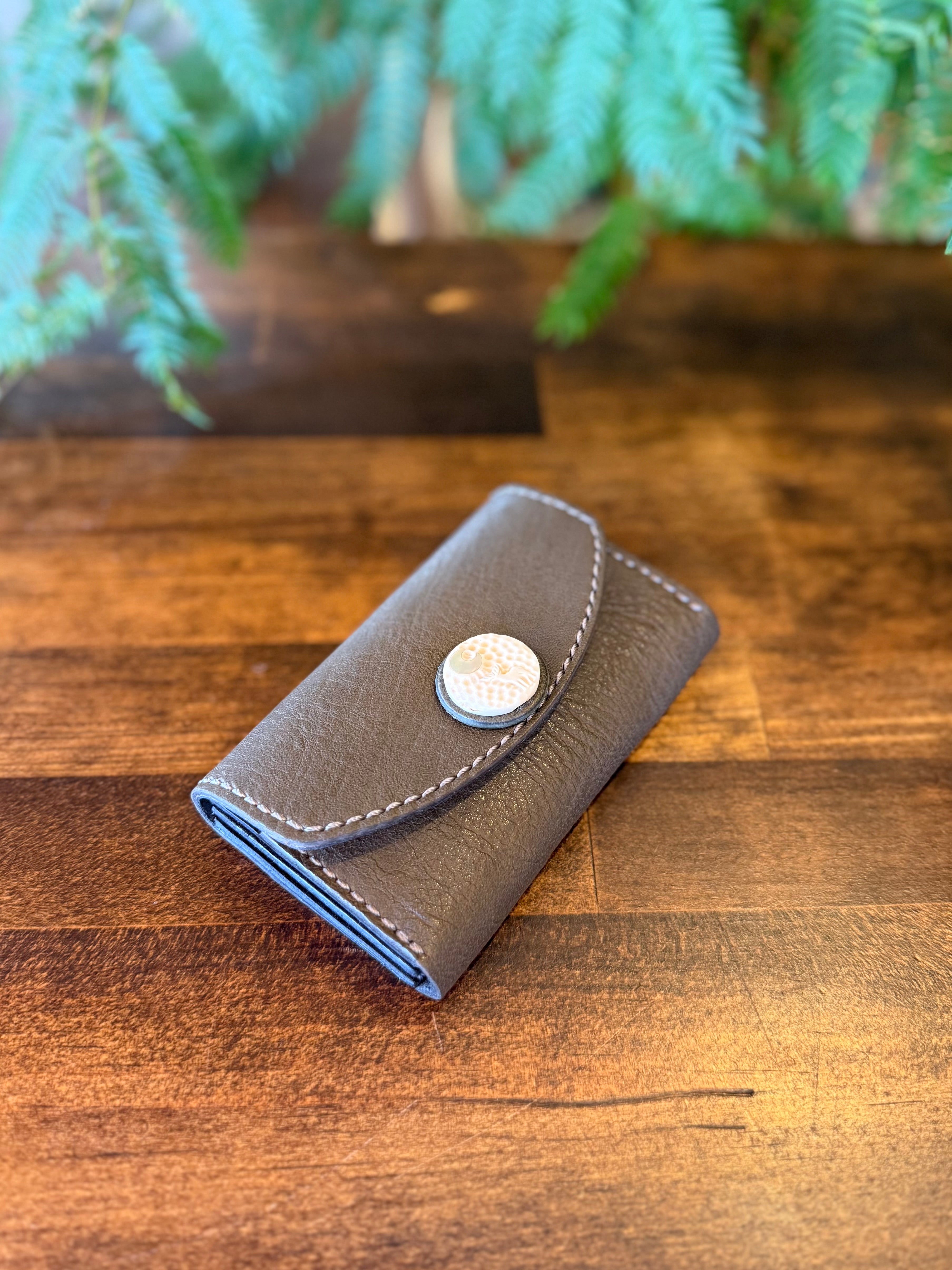 【屋久鹿革】おさいふ名刺入れ (ツノにヤクシカレリーフ・夜光貝の三日月)